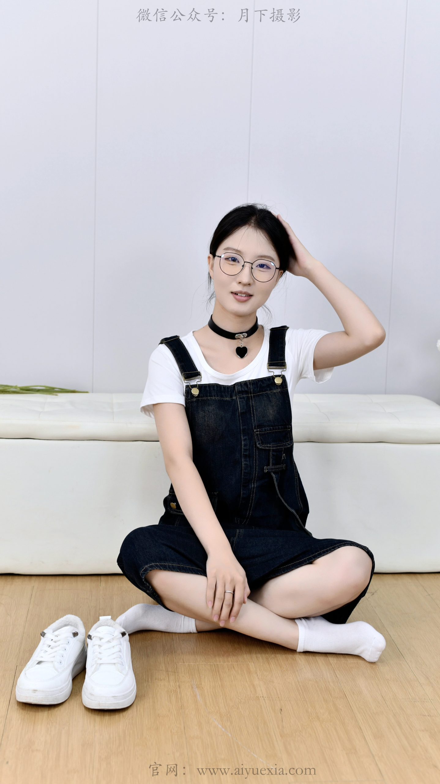 765/月月~【闲趣甜足】背带白鞋衬随性，踩蕉露脚尽是娇憨。