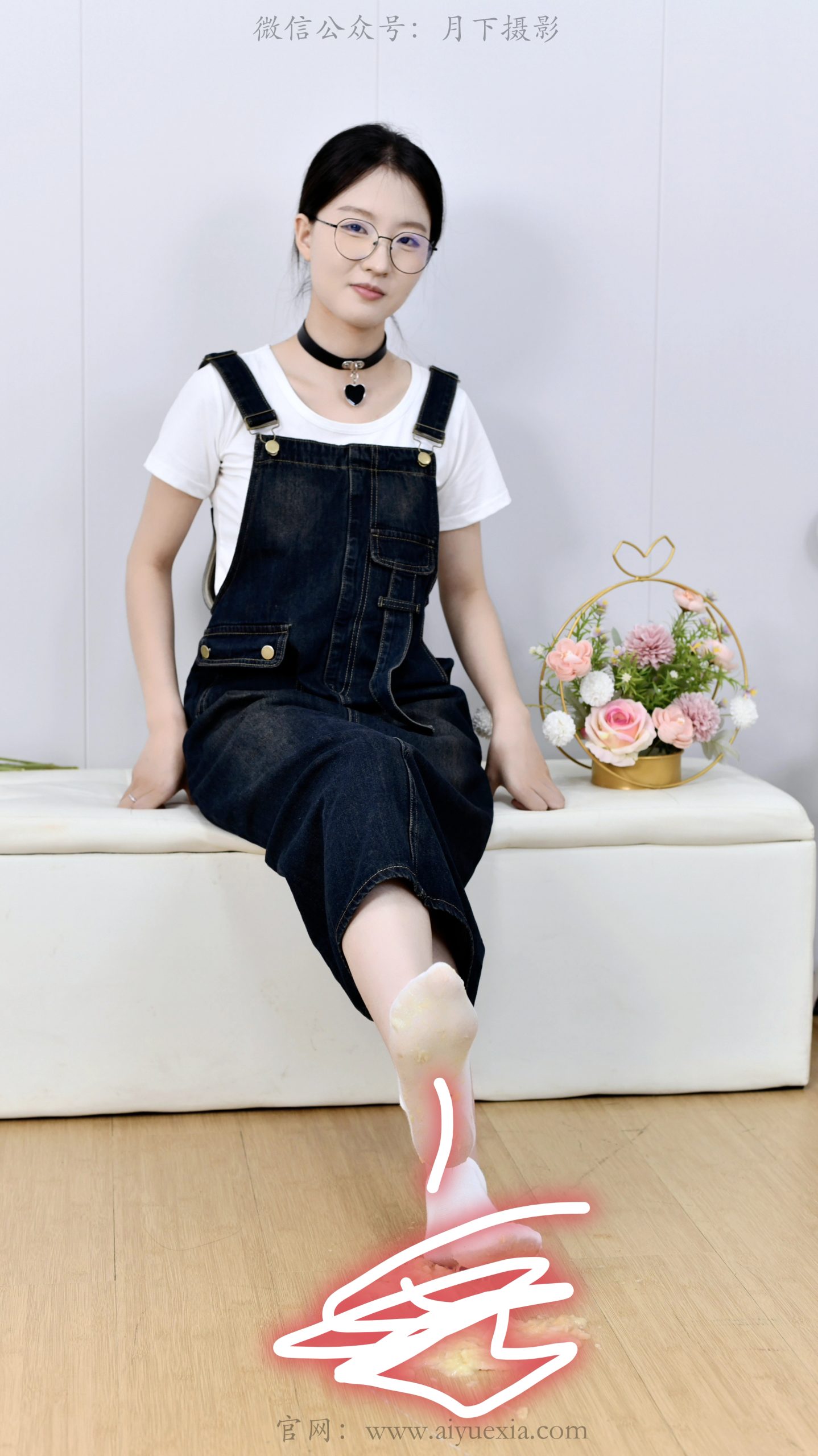 765/月月~【闲趣甜足】背带白鞋衬随性，踩蕉露脚尽是娇憨。