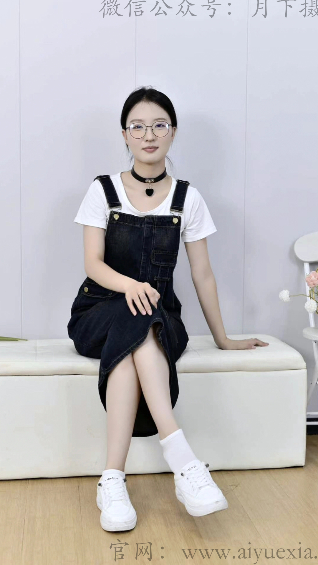 765/月月~【闲趣甜足】背带白鞋衬随性，踩蕉露脚尽是娇憨。