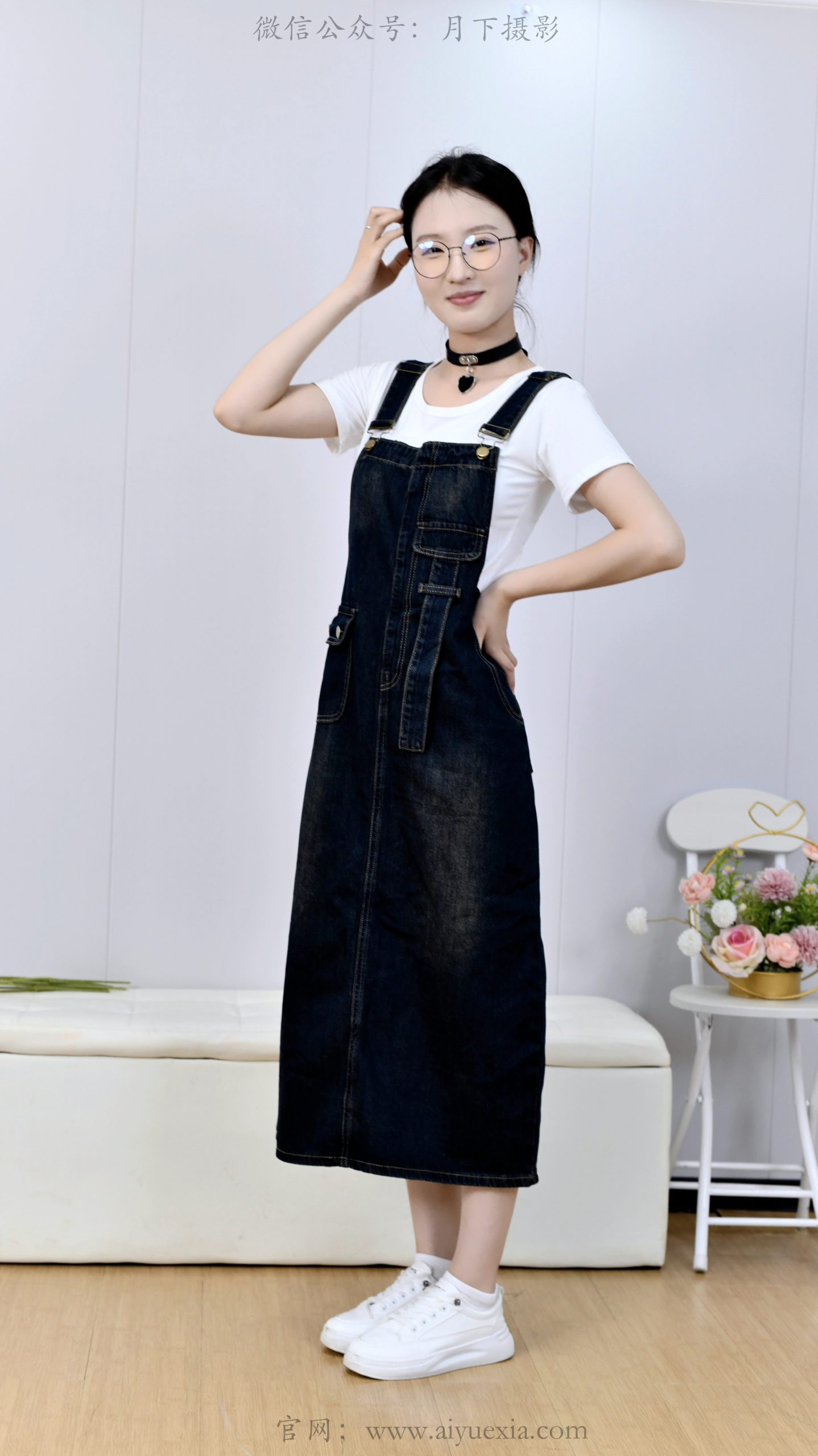 765/月月~【闲趣甜足】背带白鞋衬随性，踩蕉露脚尽是娇憨。