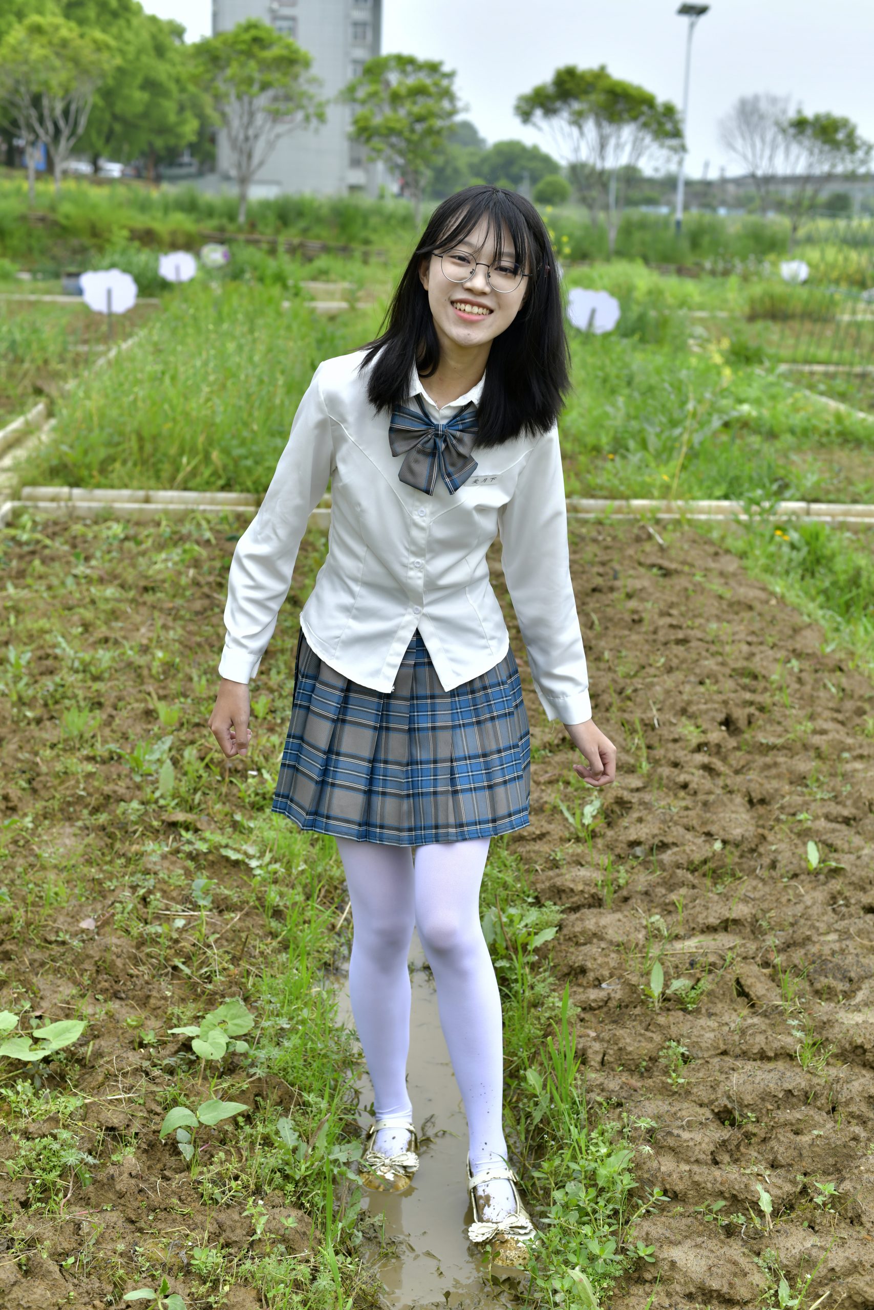 769/小念~【JK踩泥】白裙沾泥踏乡野，笑意盈盈藏青春气。