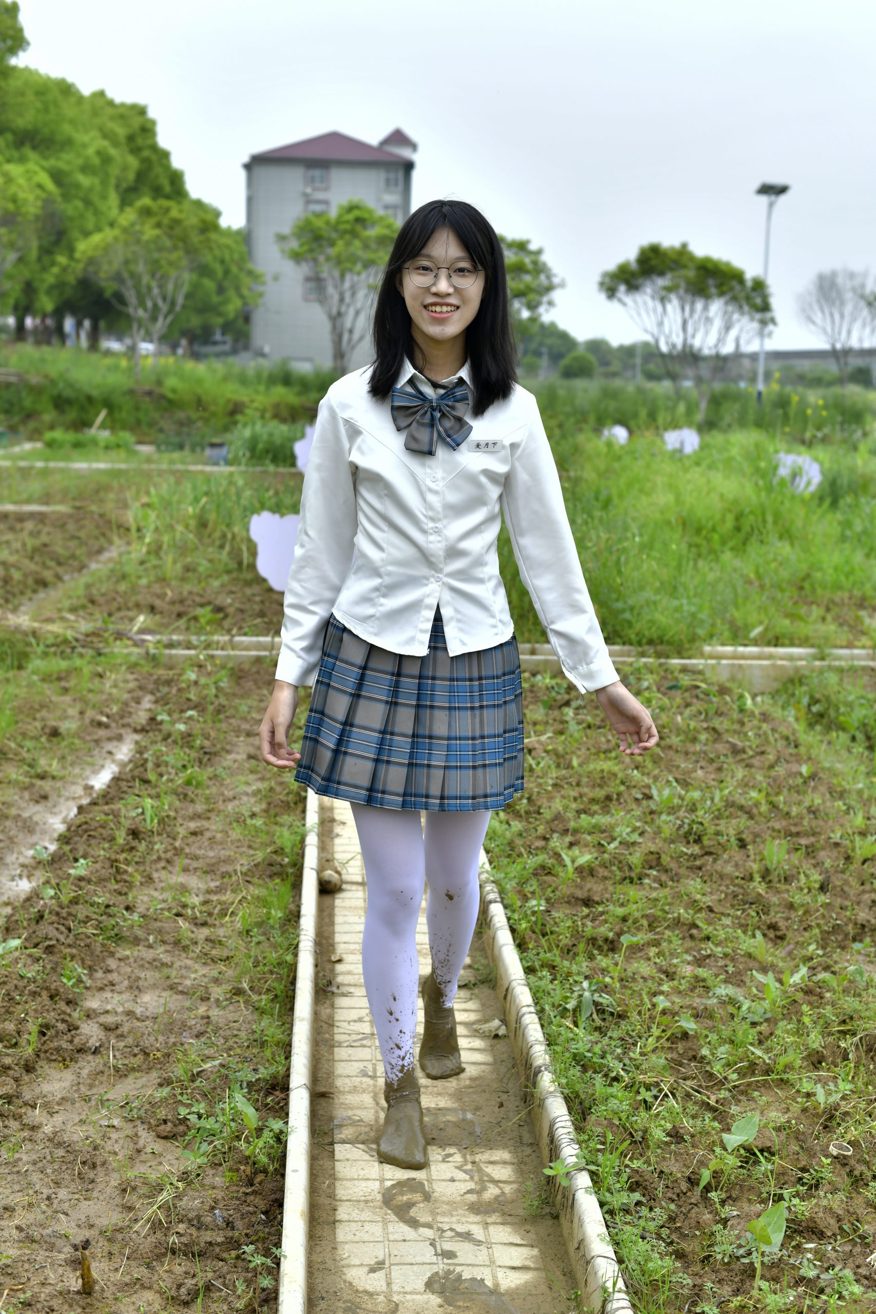 769/小念~【JK踩泥】白裙沾泥踏乡野，笑意盈盈藏青春气。