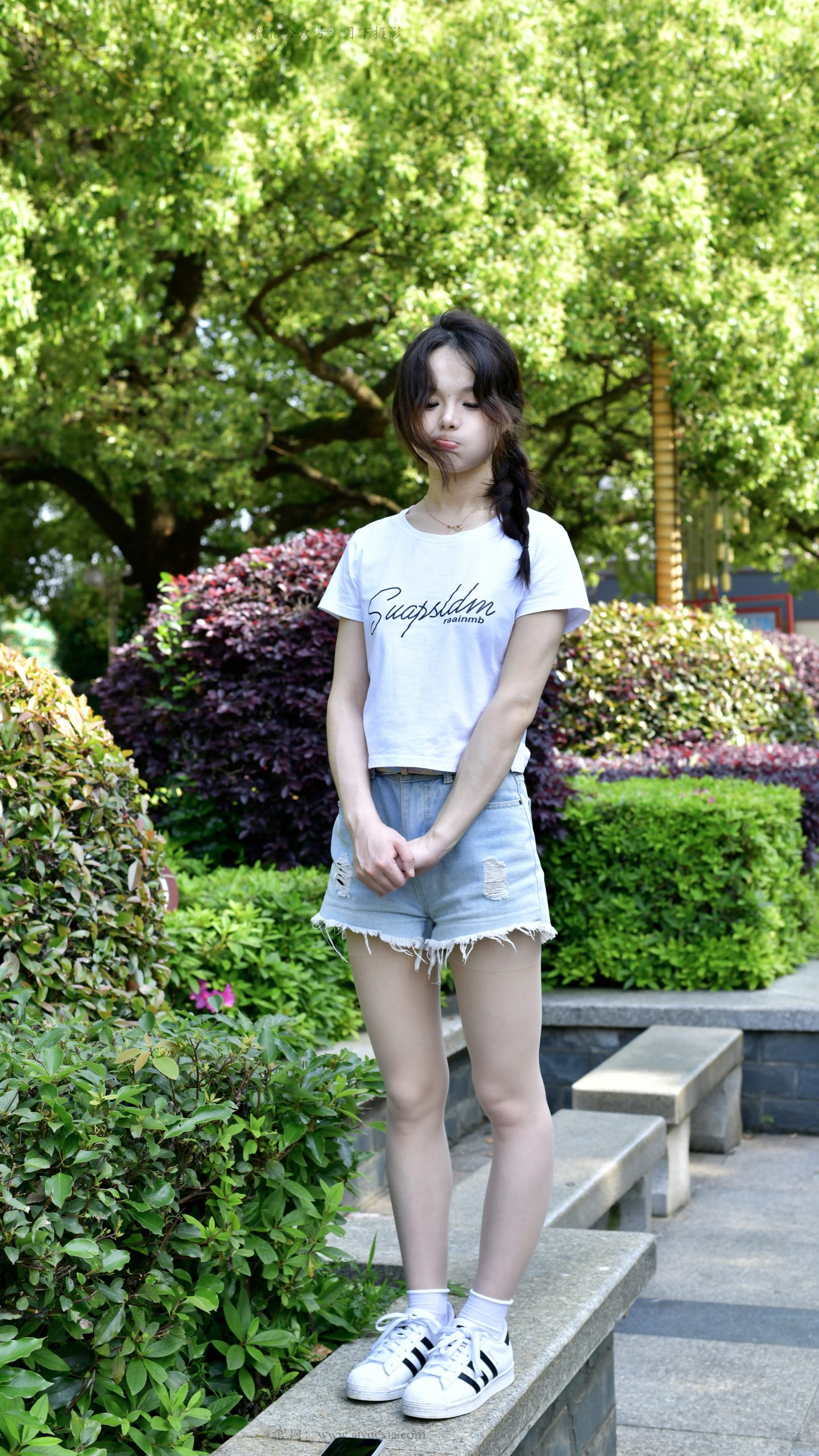 778/江江 ~【夏日元气】白T牛仔映晴光，白袜白鞋藏青春活力。