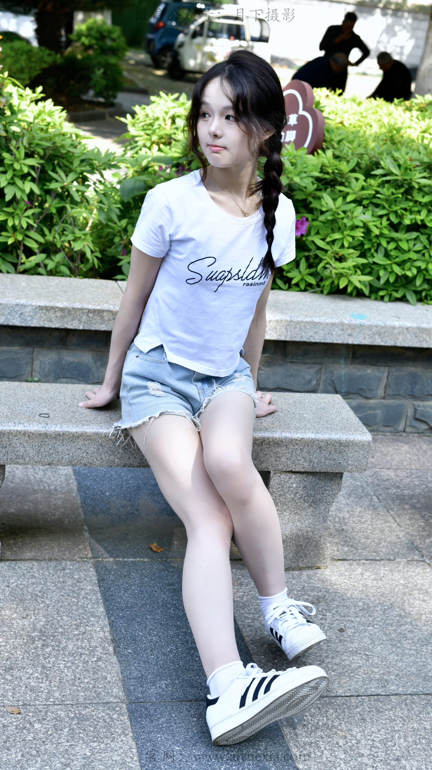 778/江江 ~【夏日元气】白T牛仔映晴光，白袜白鞋藏青春活力。