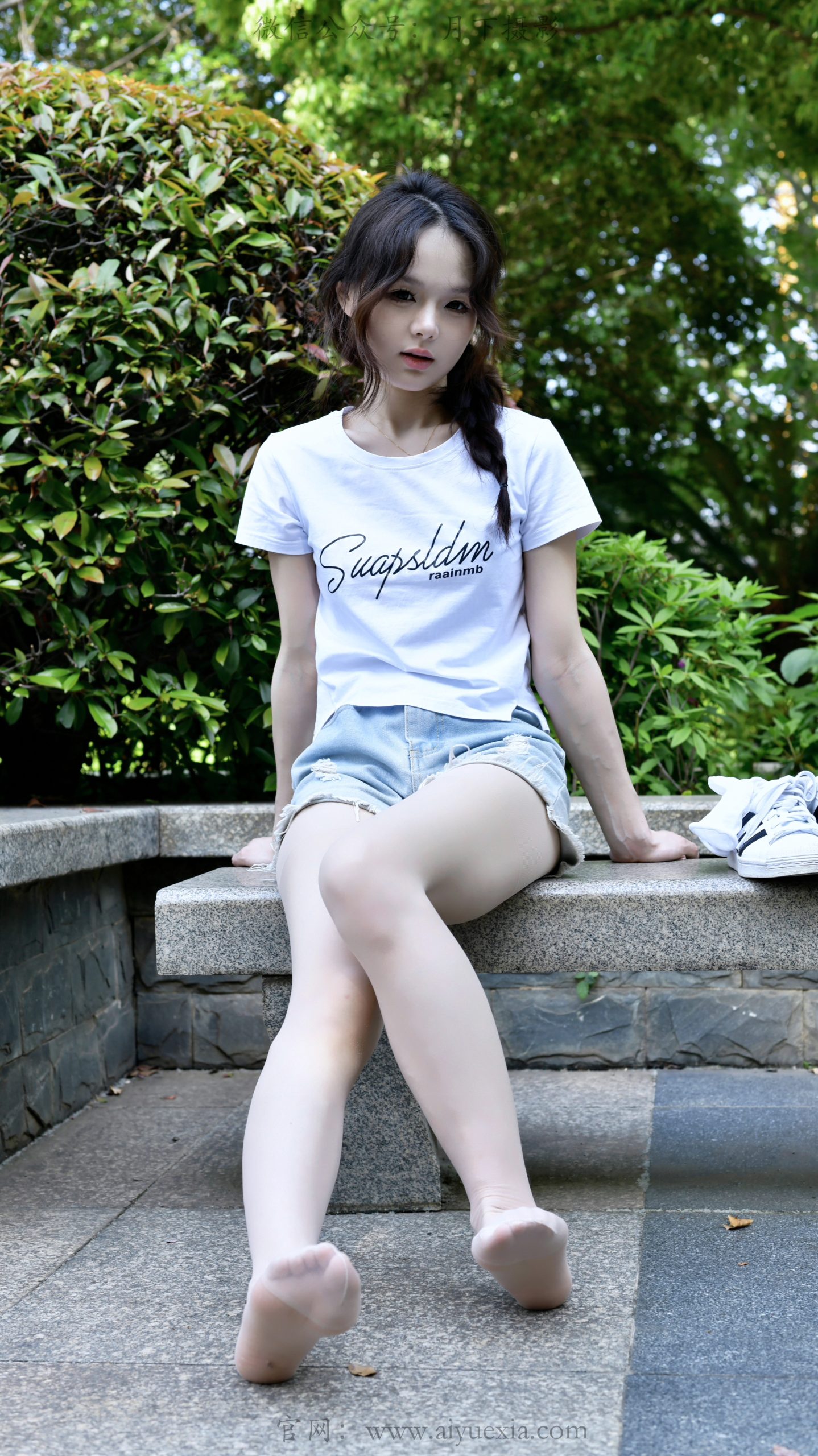 778/江江 ~【夏日元气】白T牛仔映晴光，白袜白鞋藏青春活力。