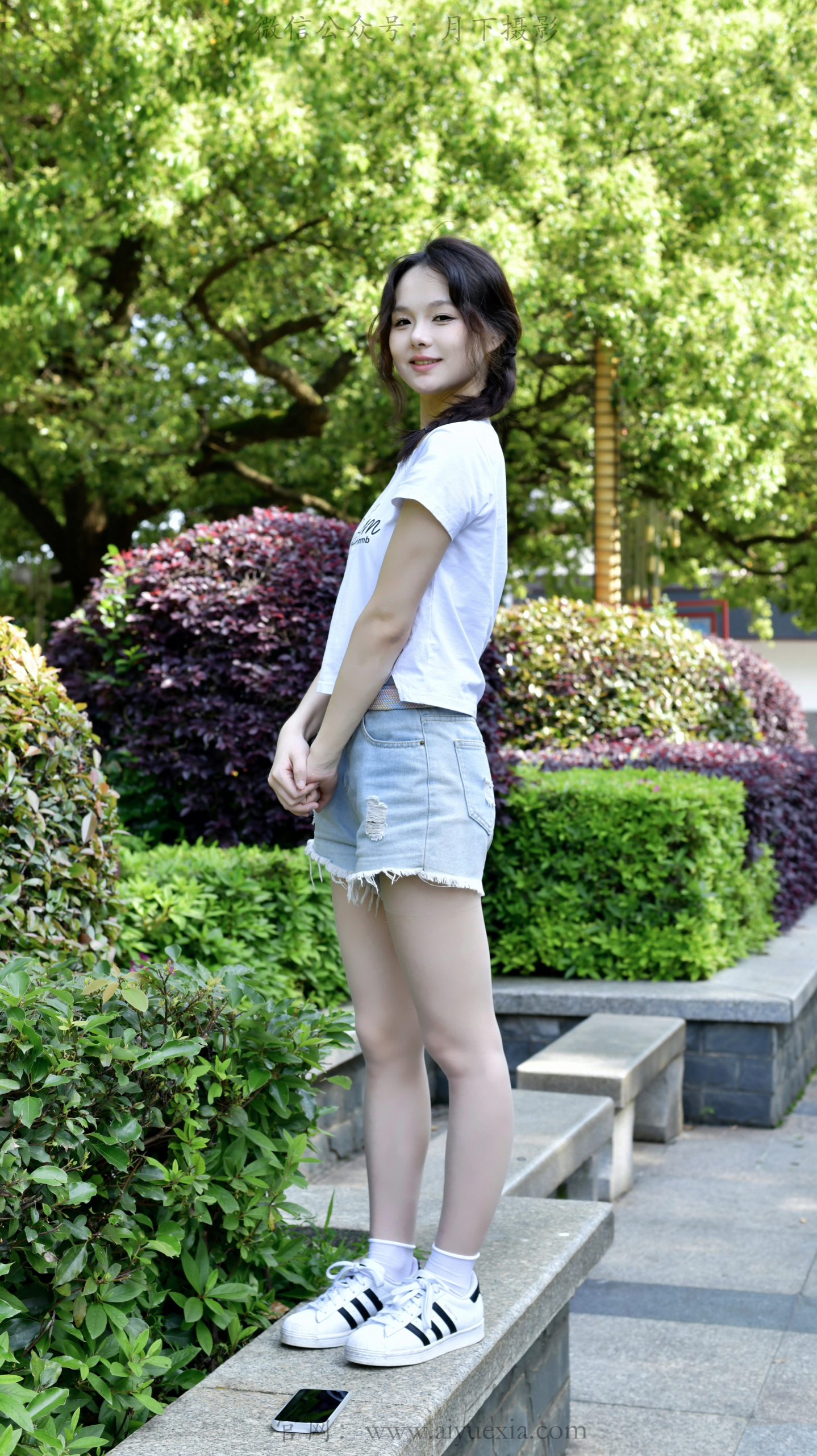 778/江江 ~【夏日元气】白T牛仔映晴光，白袜白鞋藏青春活力。