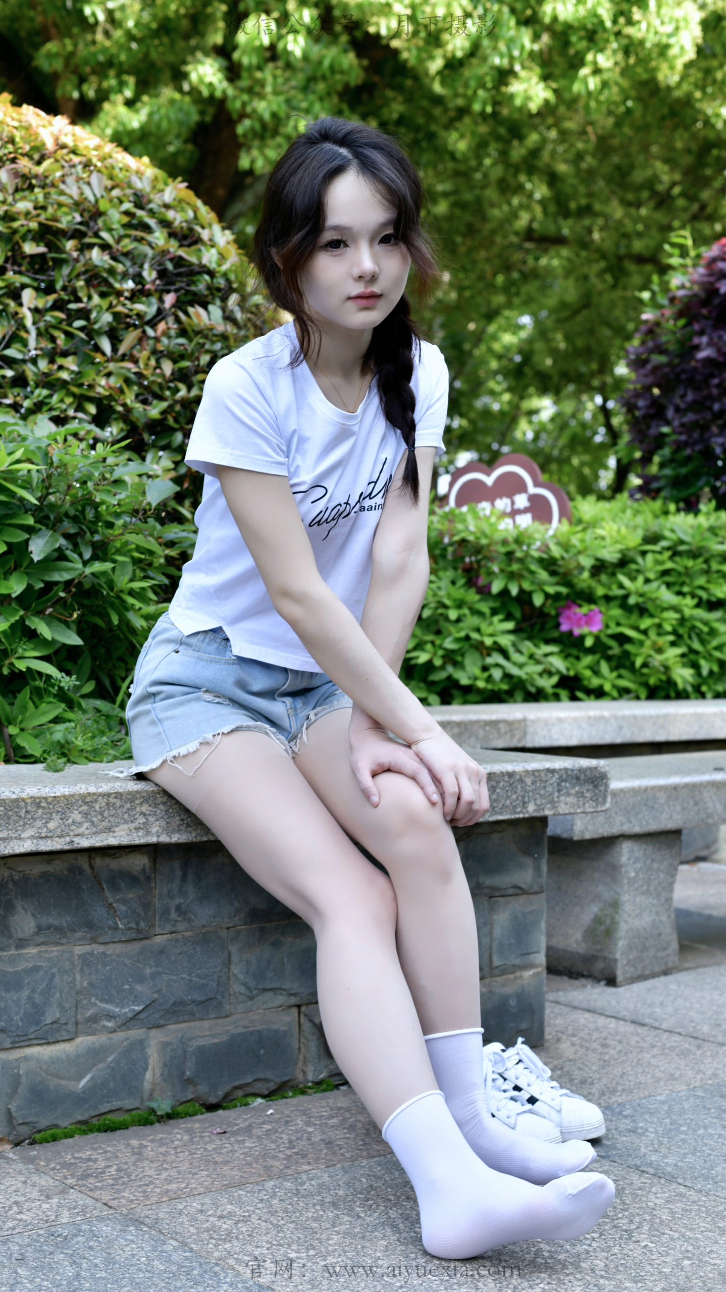 778/江江 ~【夏日元气】白T牛仔映晴光，白袜白鞋藏青春活力。