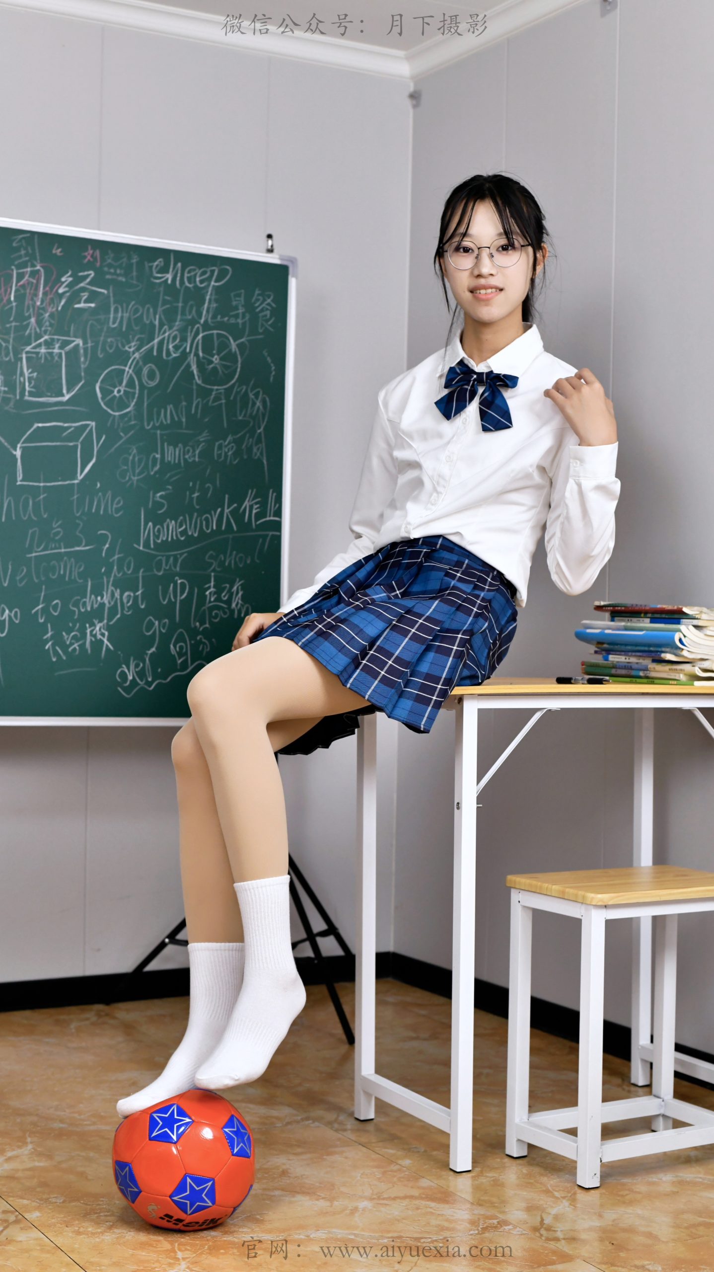 780/小念~【课室趣玩】JK少女教室，脚踩足球玩闹日常。