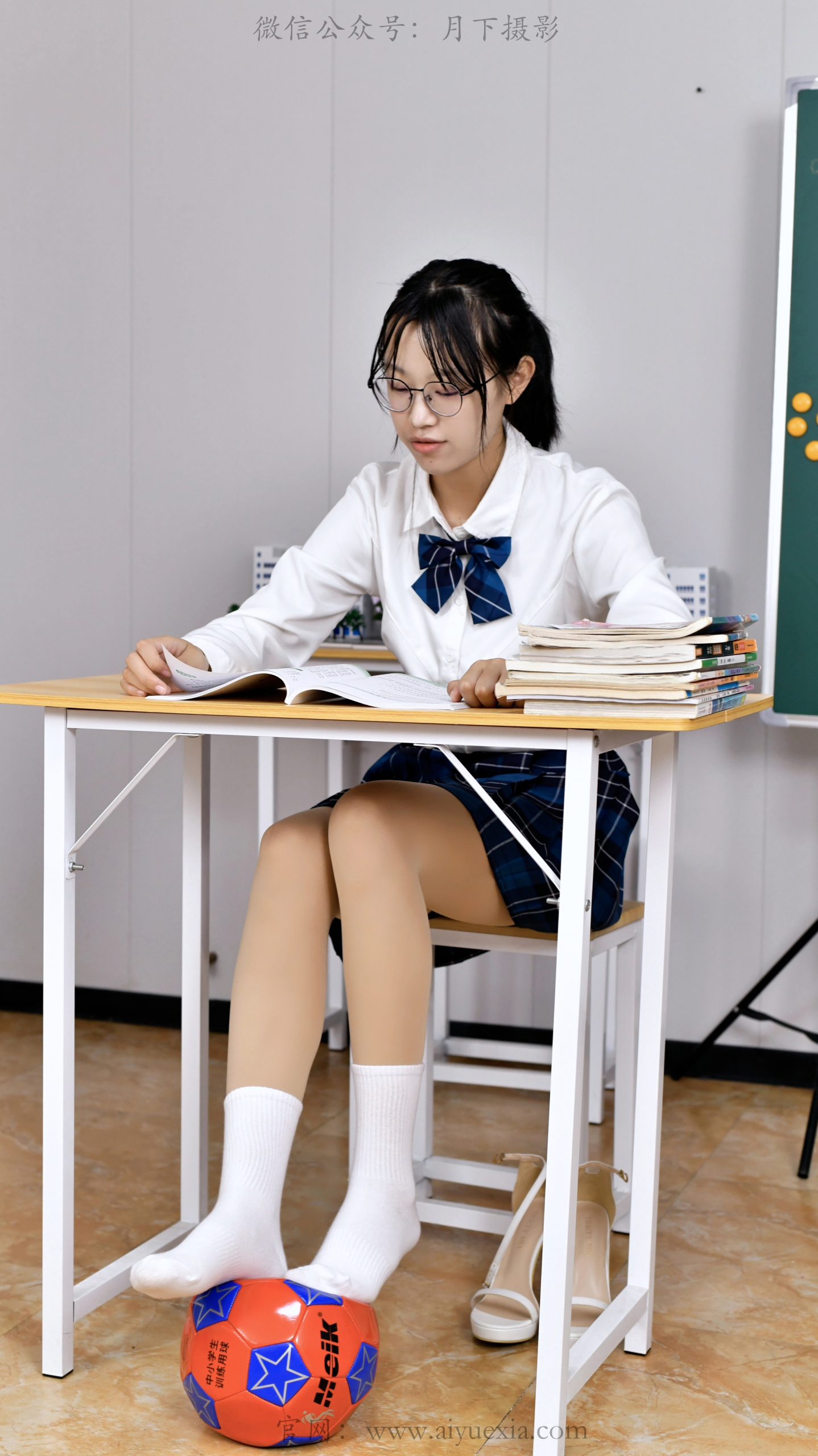 780/小念~【课室趣玩】JK少女教室，脚踩足球玩闹日常。