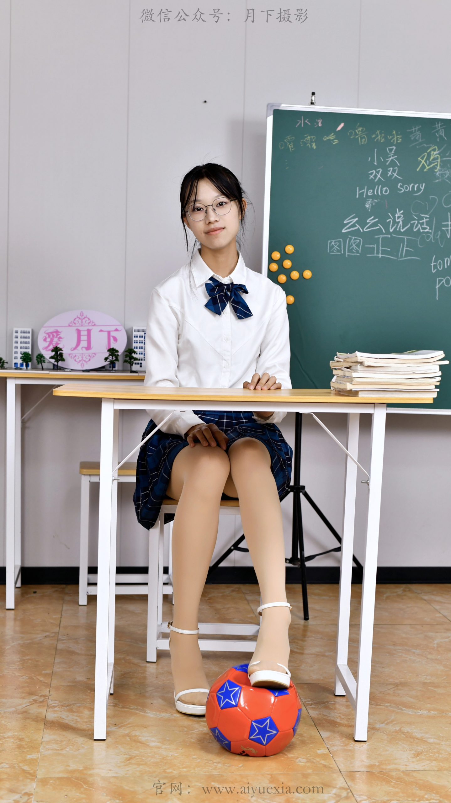 780/小念~【课室趣玩】JK少女教室，脚踩足球玩闹日常。
