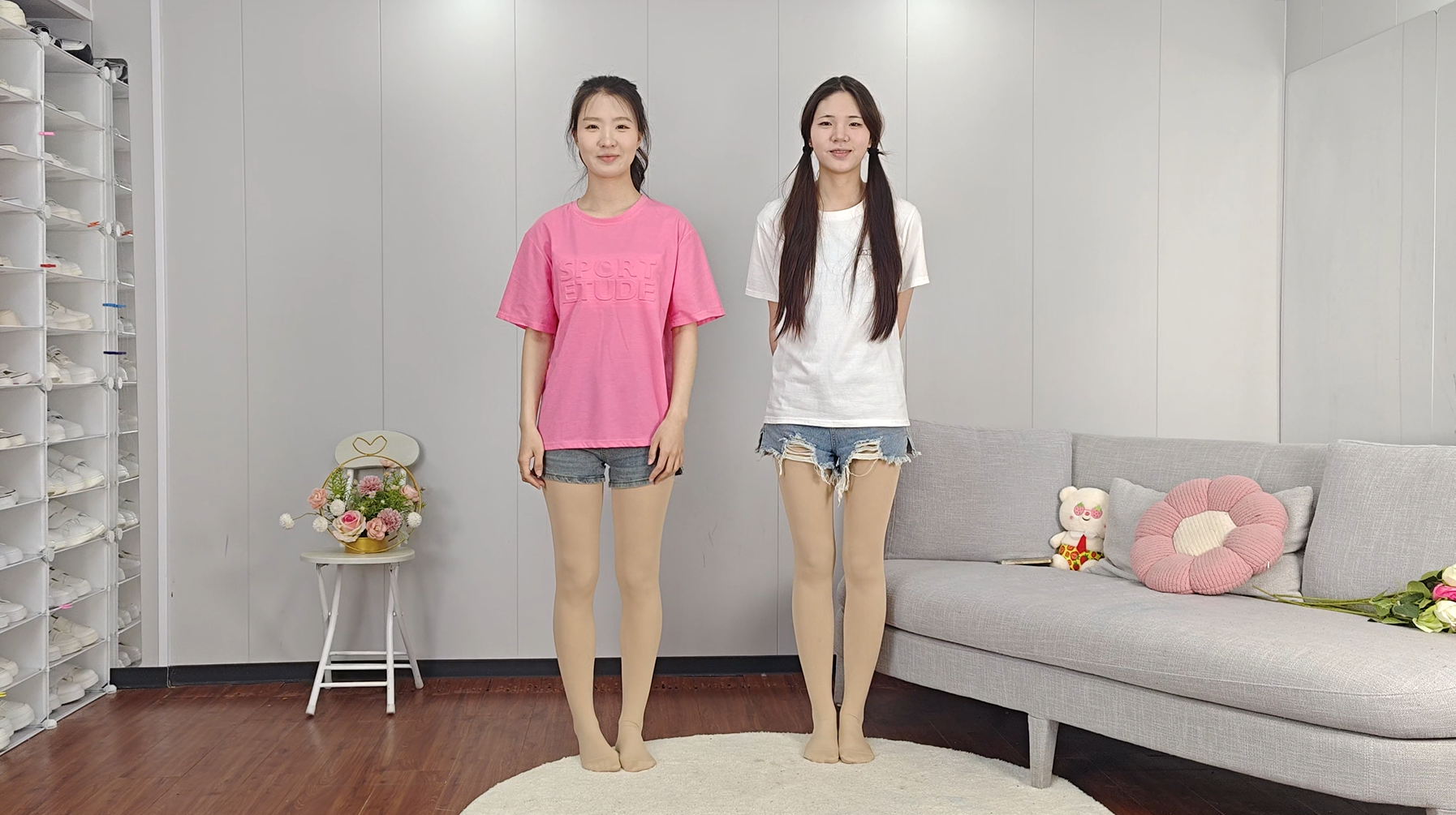 781/月月、嘟嘟~【嬉趣日常】闺蜜打闹嬉戏，挠脚互趣温柔相伴。