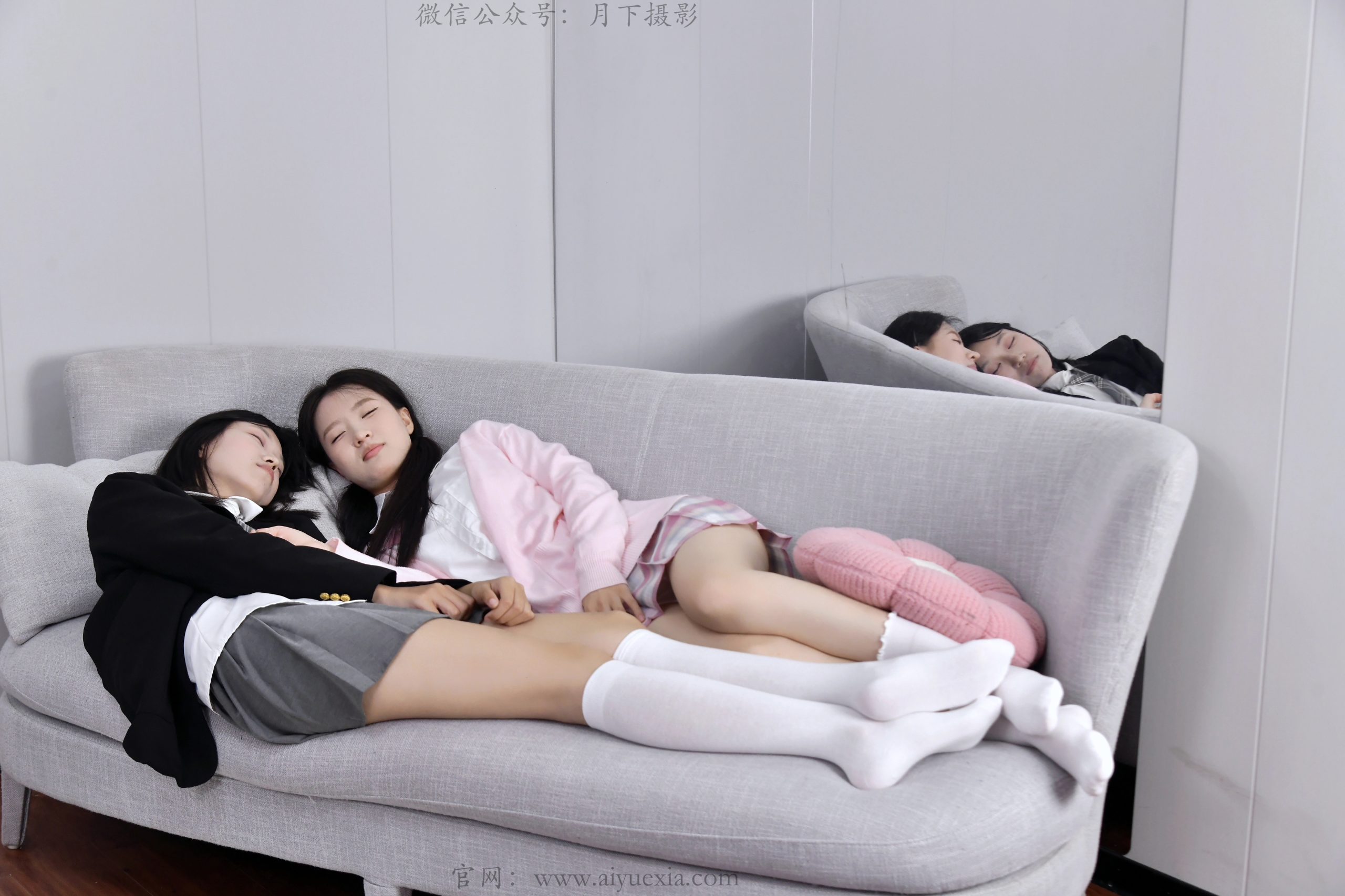 800/月月、小念~【闺趣嬉闲】JK姐妹居家嬉闹，鞋袜之间藏满少女甜趣。