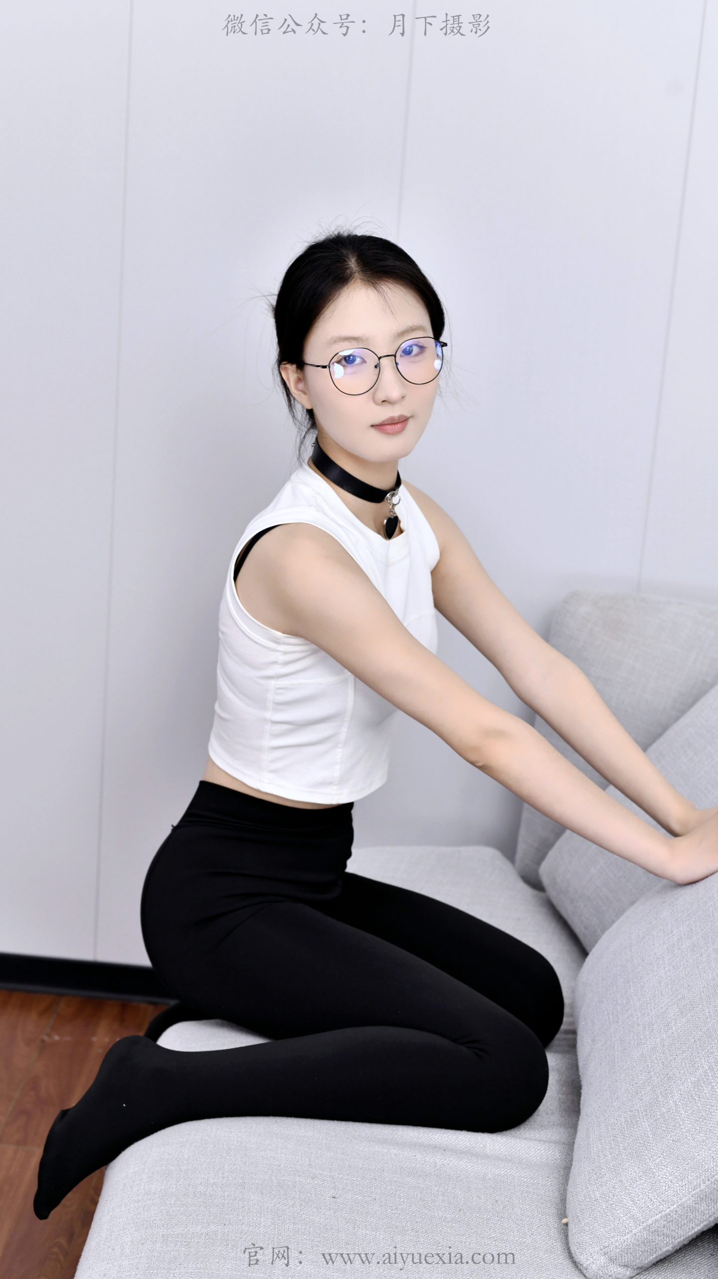 811/月月~【厚黑轻动】白背心黑裤衬酷感，厚黑轻履演绎居家运动风。