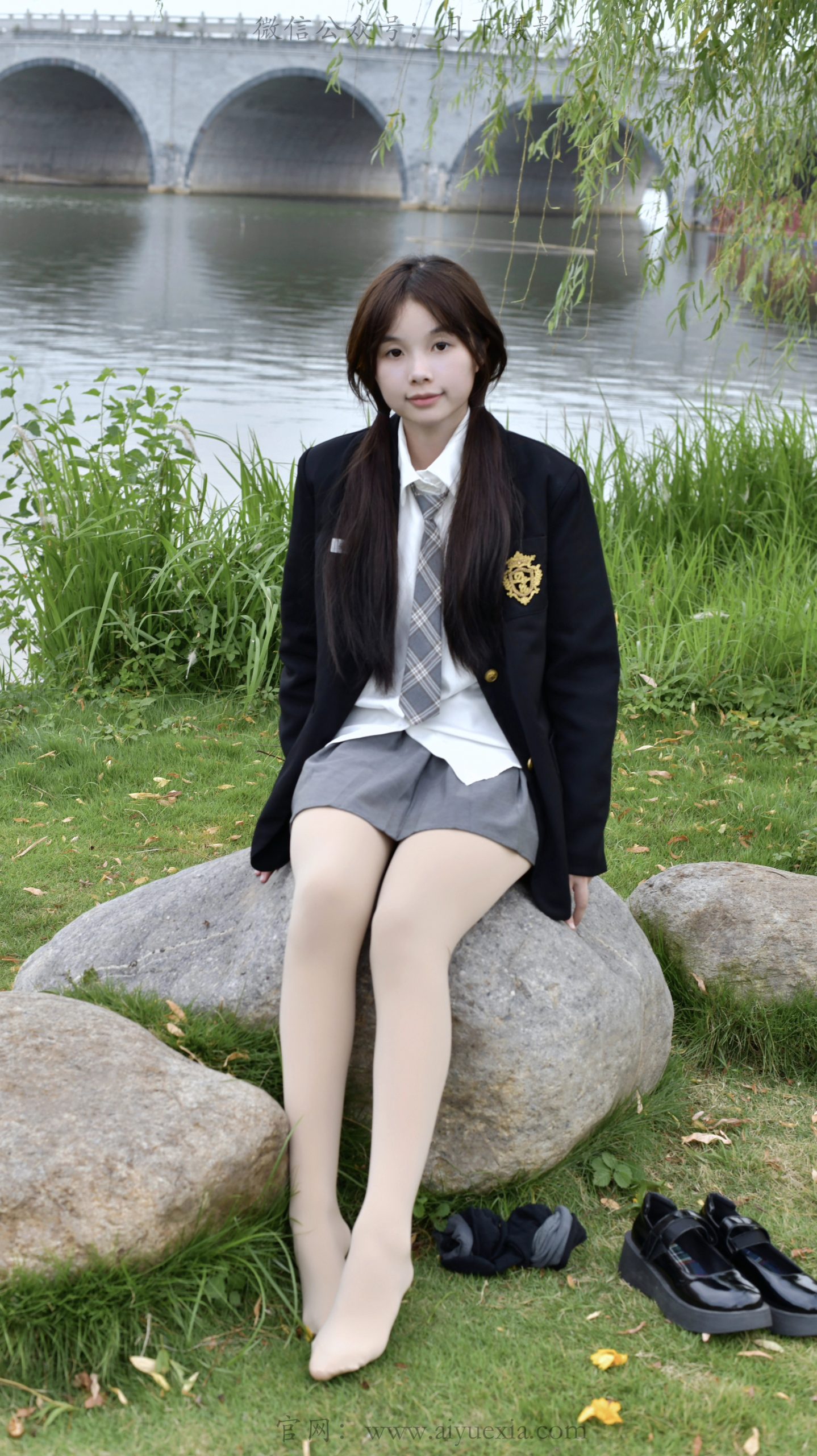 815/兔兔~【湖畔JK】西装格裙映湖光，鞋袜轻履藏少女元气。