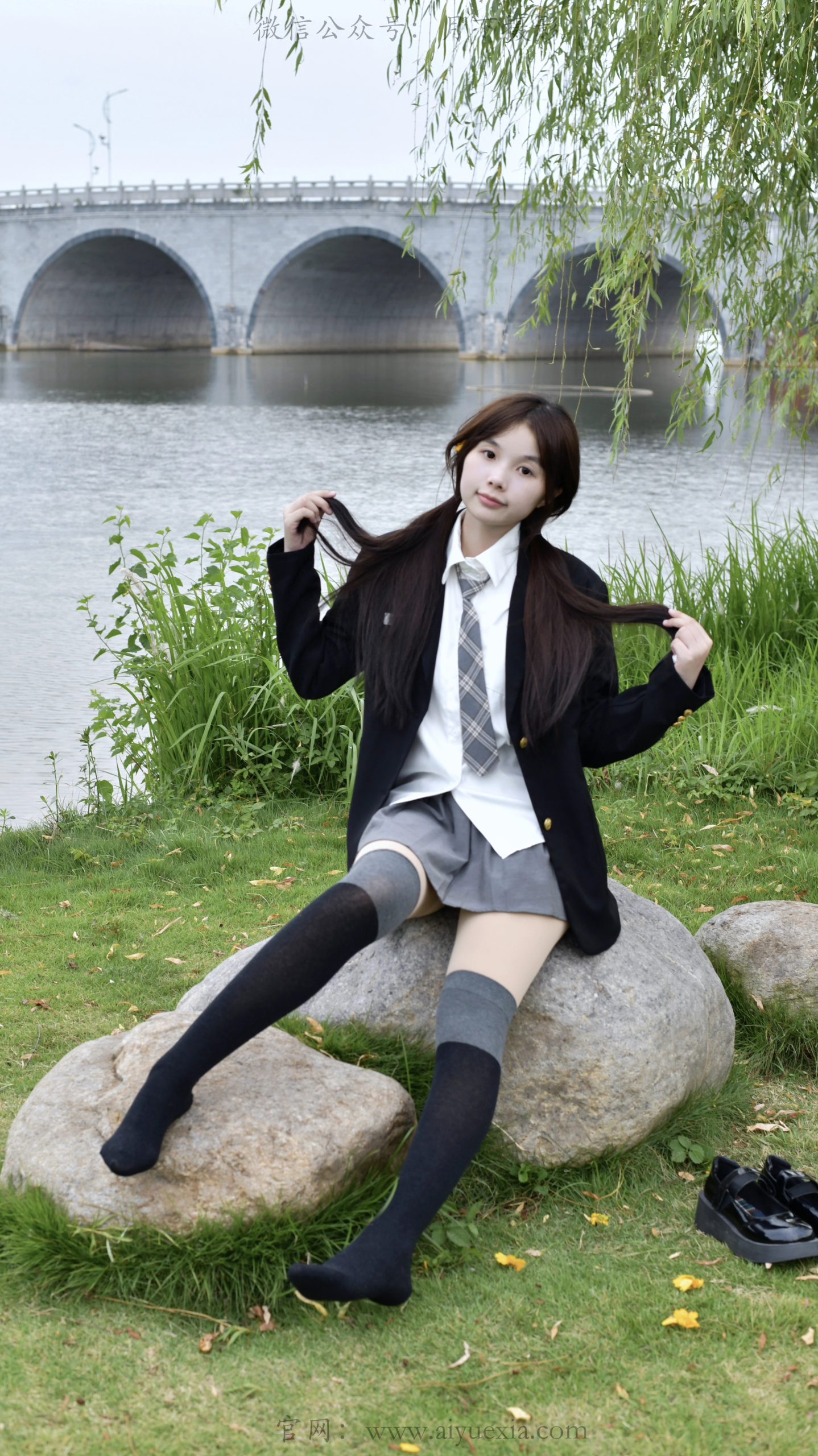 815/兔兔~【湖畔JK】西装格裙映湖光，鞋袜轻履藏少女元气。
