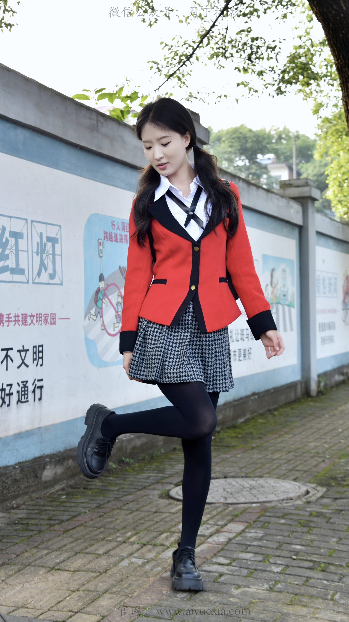 821/月月~【红裙闲隅】红装衬旧垣林间，厚黑袜皮鞋勾勒少女闲姿。