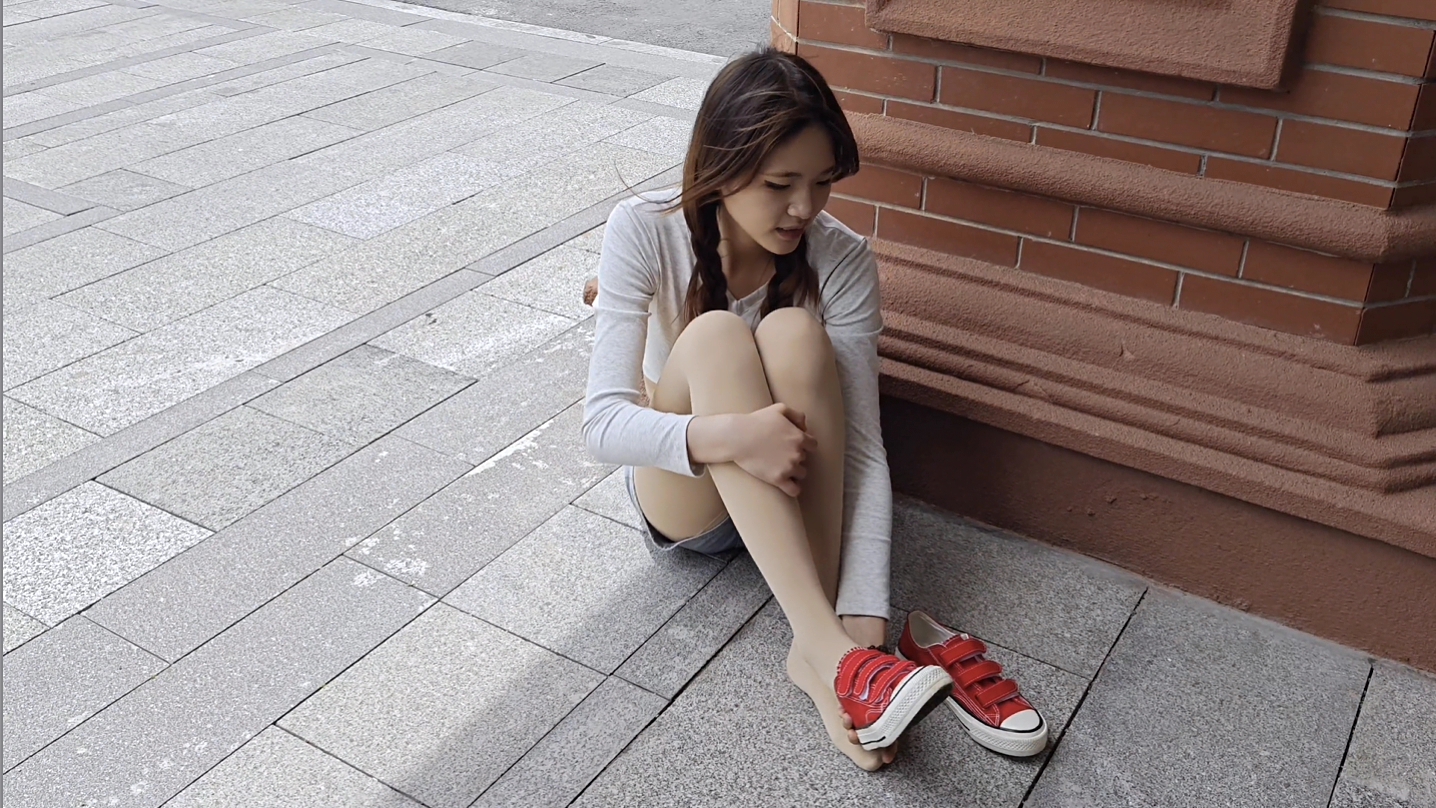 822/嘟嘟~【红鞋街隅】红砖街巷牛仔少女，红帆布鞋衬柔润袜足。