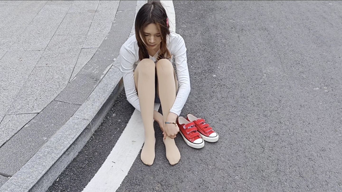822/嘟嘟~【红鞋街隅】红砖街巷牛仔少女，红帆布鞋衬柔润袜足。