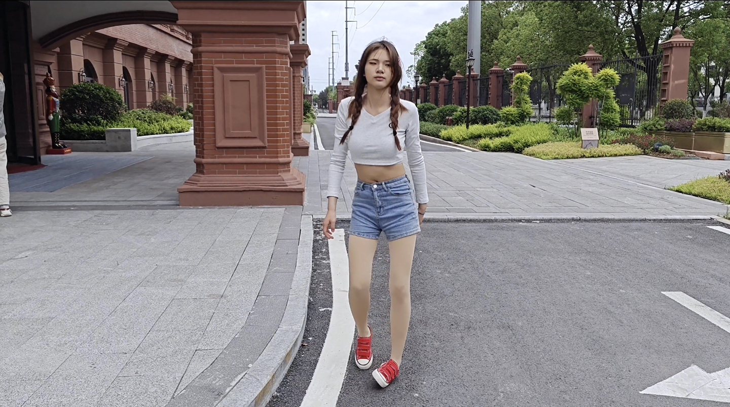 822/嘟嘟~【红鞋街隅】红砖街巷牛仔少女，红帆布鞋衬柔润袜足。