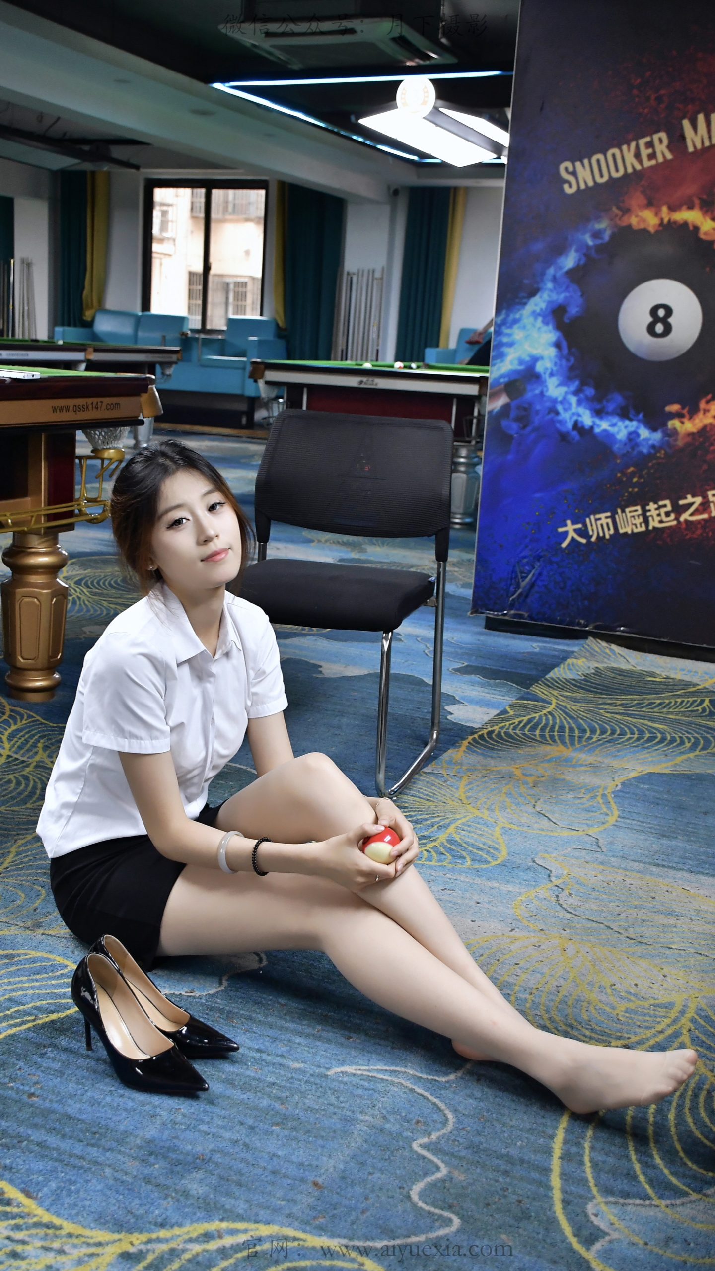 828/小清~【球厅雅姿】白衫落座台球馆，纤足轻抬尽显从容韵味。