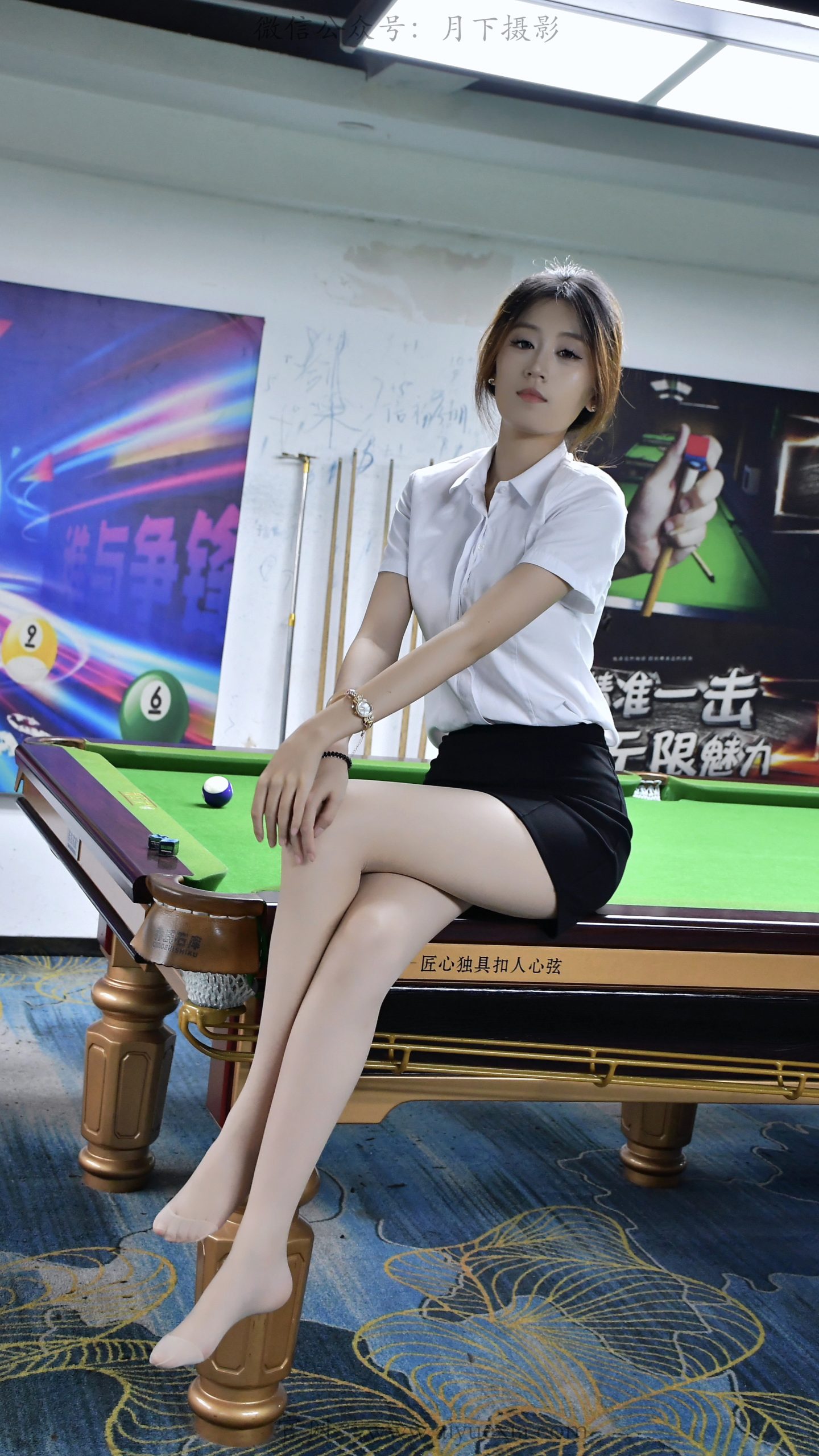 828/小清~【球厅雅姿】白衫落座台球馆，纤足轻抬尽显从容韵味。