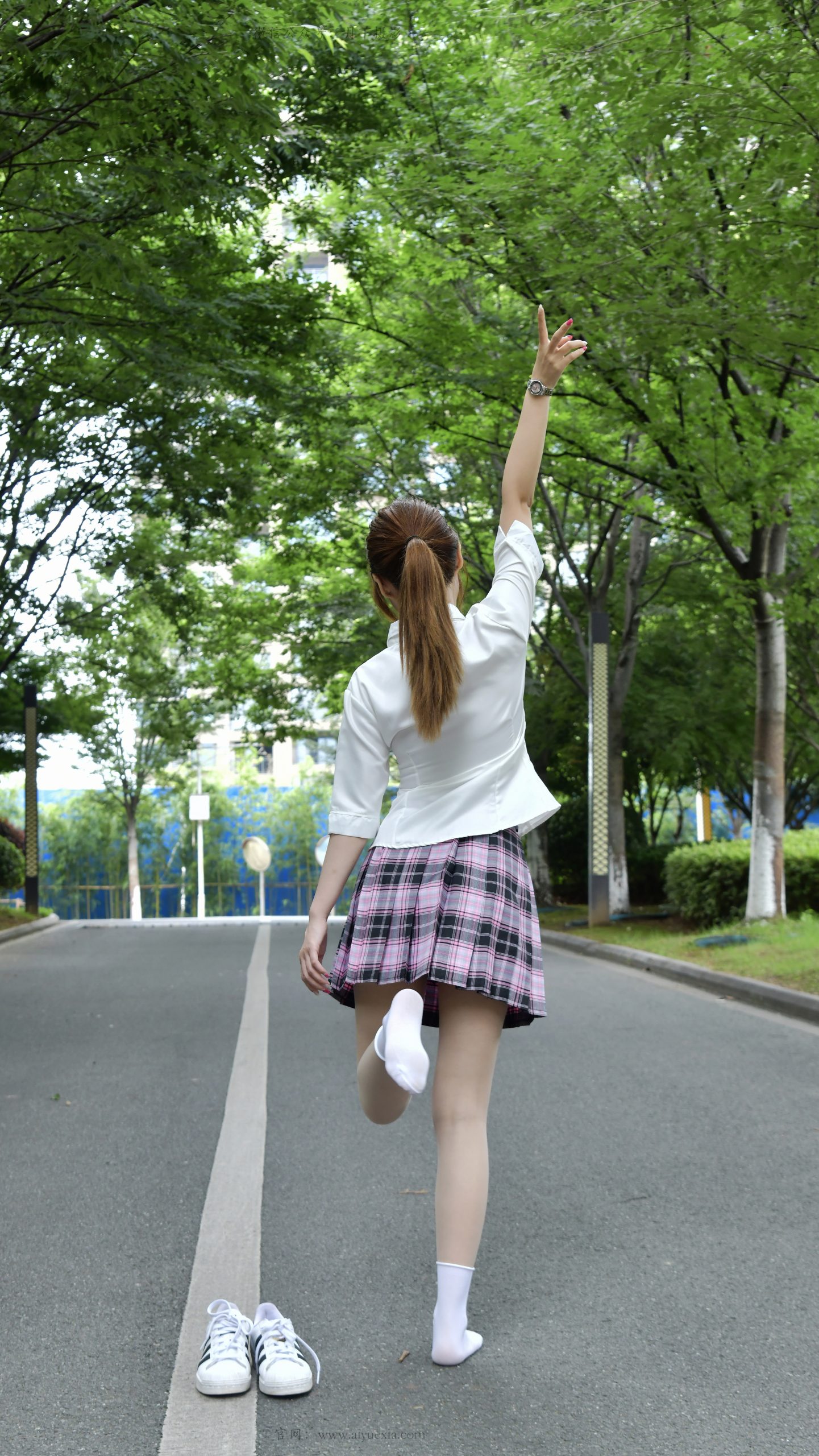 829/夏夏 ~【林间学园】格裙漫步林荫小路，鞋袜勾勒青春灵动气息。