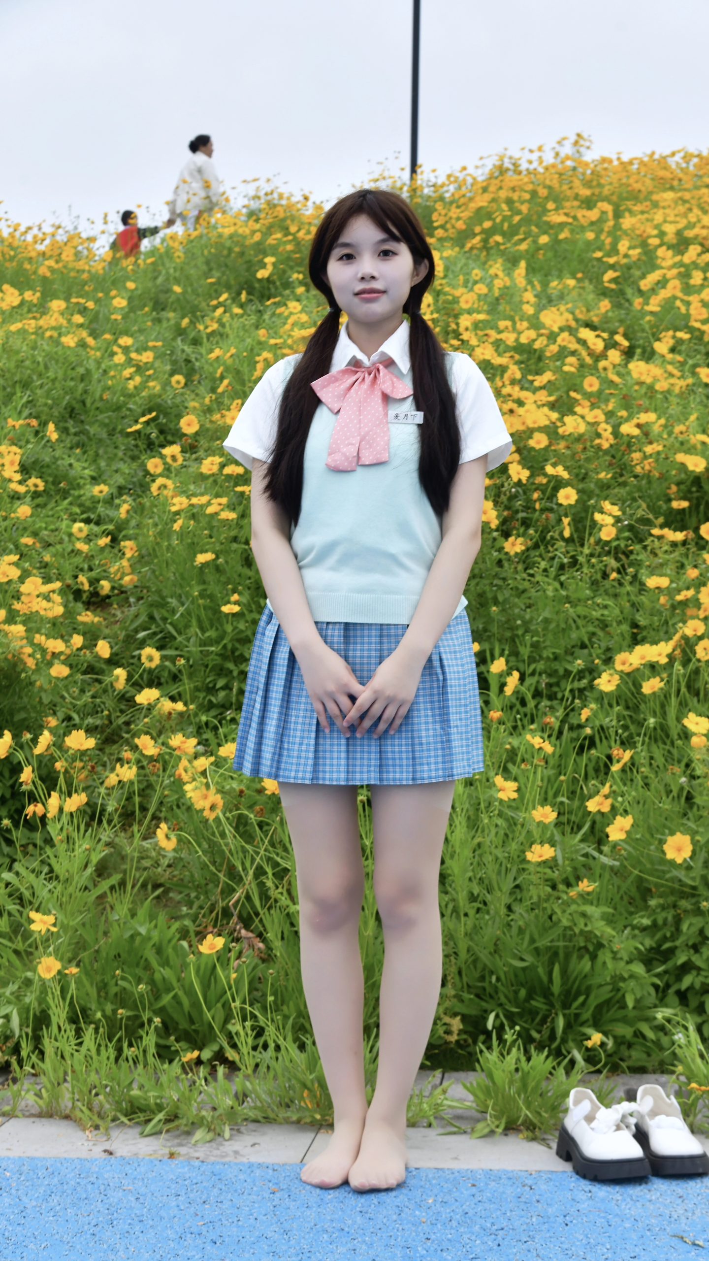 831/兔兔~【花间少女】徜徉花海湖畔之间，JK勾勒清甜青春元气。