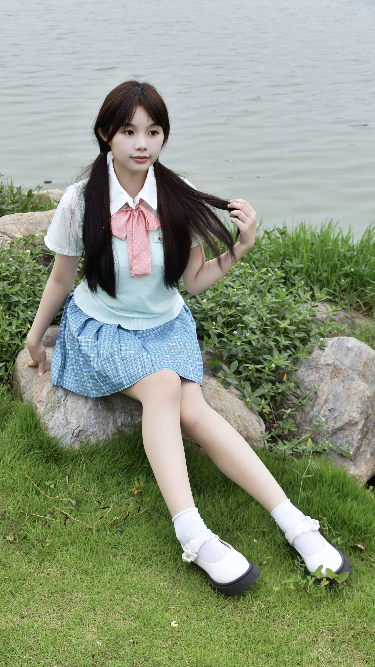 831/兔兔~【花间少女】徜徉花海湖畔之间，JK勾勒清甜青春元气。