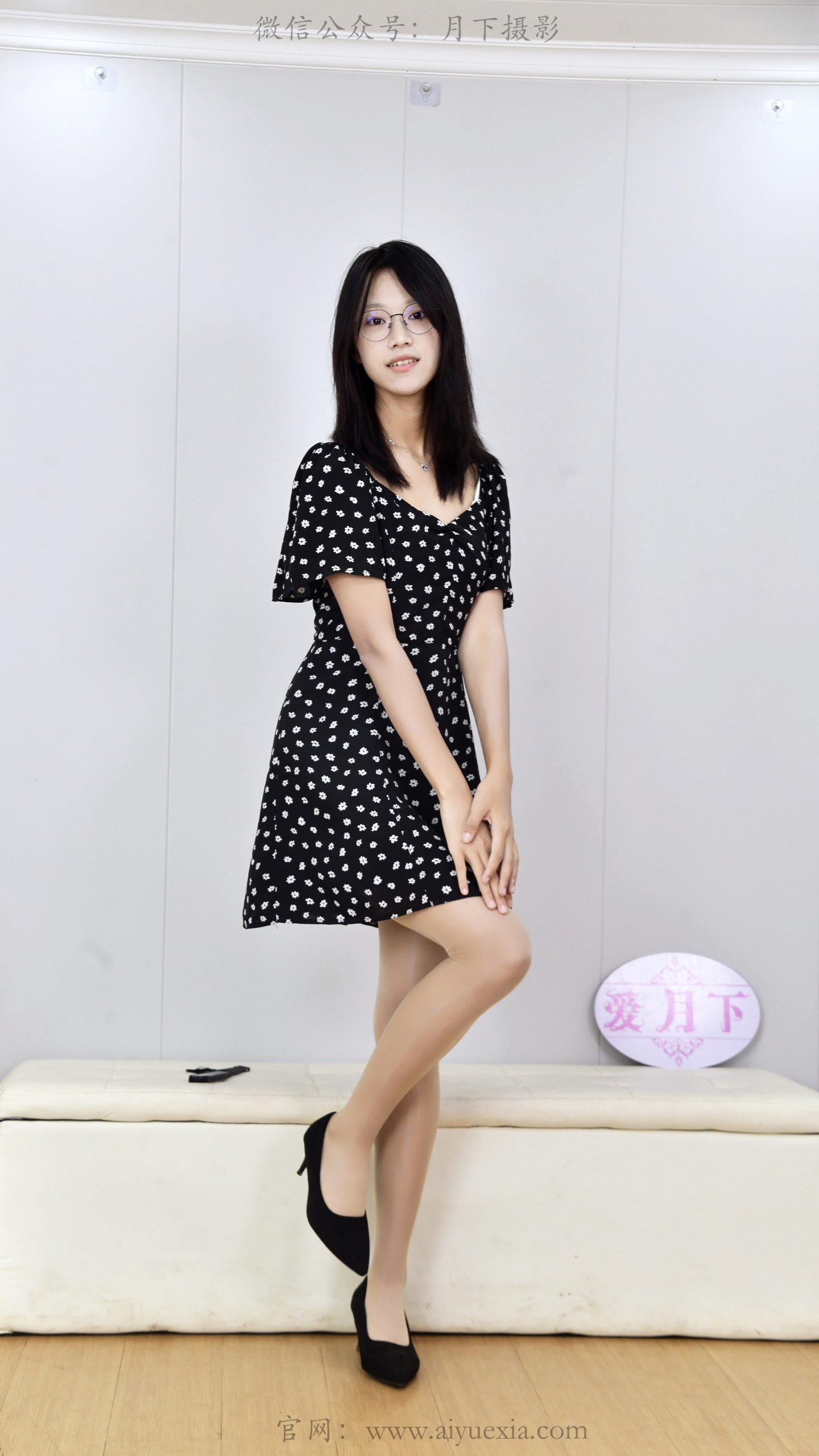 832/小念~【碎花闲叙】黑底碎花静栖室内，从容姿态流露温柔气质。