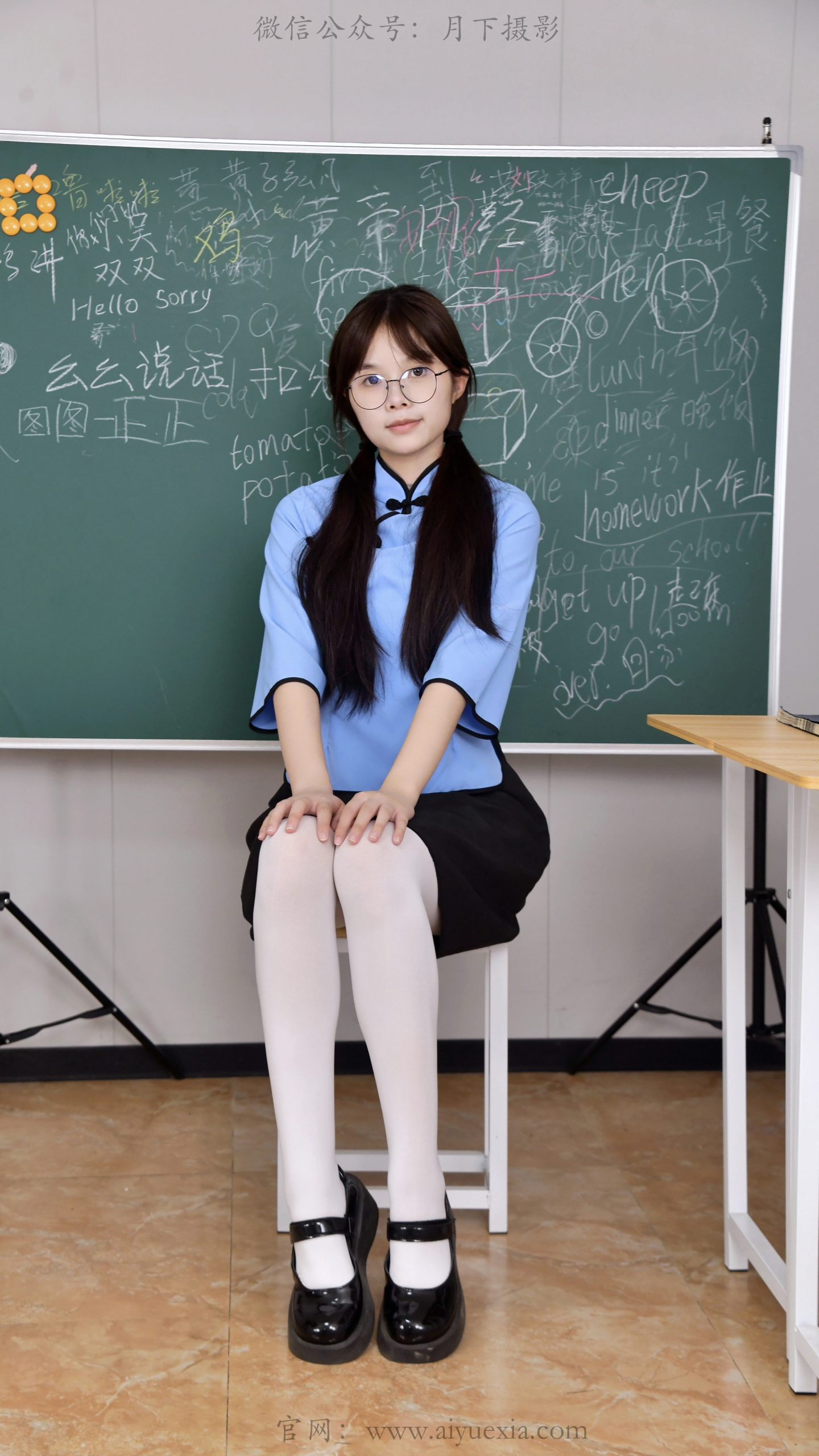 837/兔兔~【民国学韵】教室重温旧时风貌，一身素衣尽显少年书卷气息。