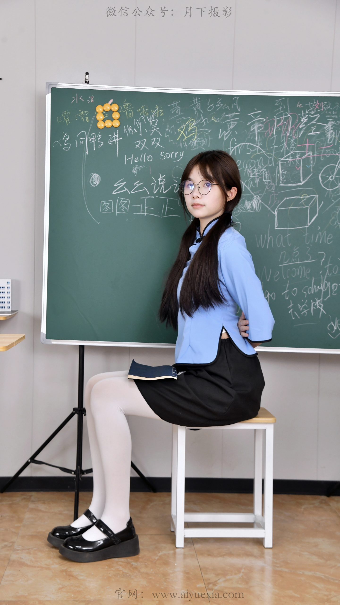 837/兔兔~【民国学韵】教室重温旧时风貌，一身素衣尽显少年书卷气息。