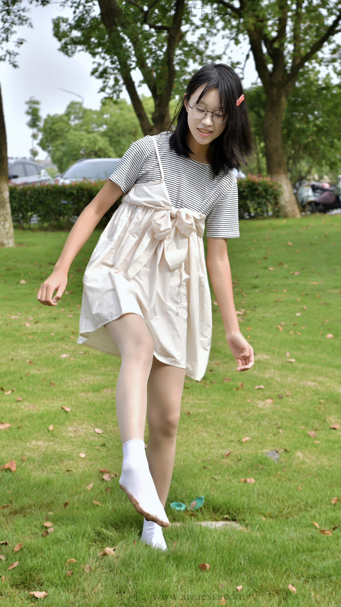 843/小念~【夏日闲趣】草坪漫步误入泥洼，白袜沾泥尽显少女天真。