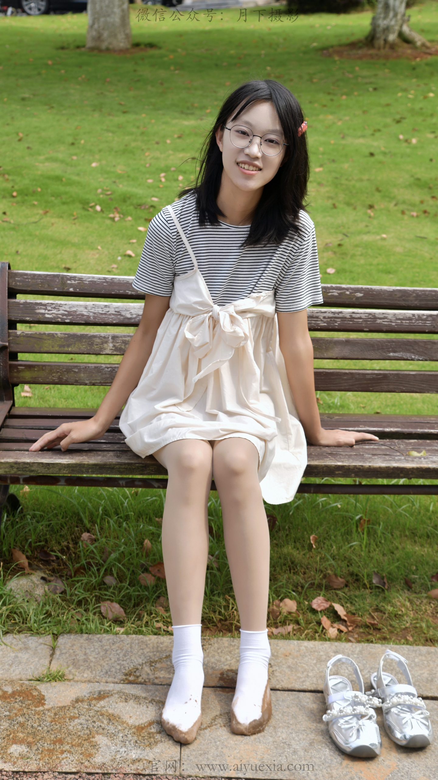 843/小念~【夏日闲趣】草坪漫步误入泥洼，白袜沾泥尽显少女天真。