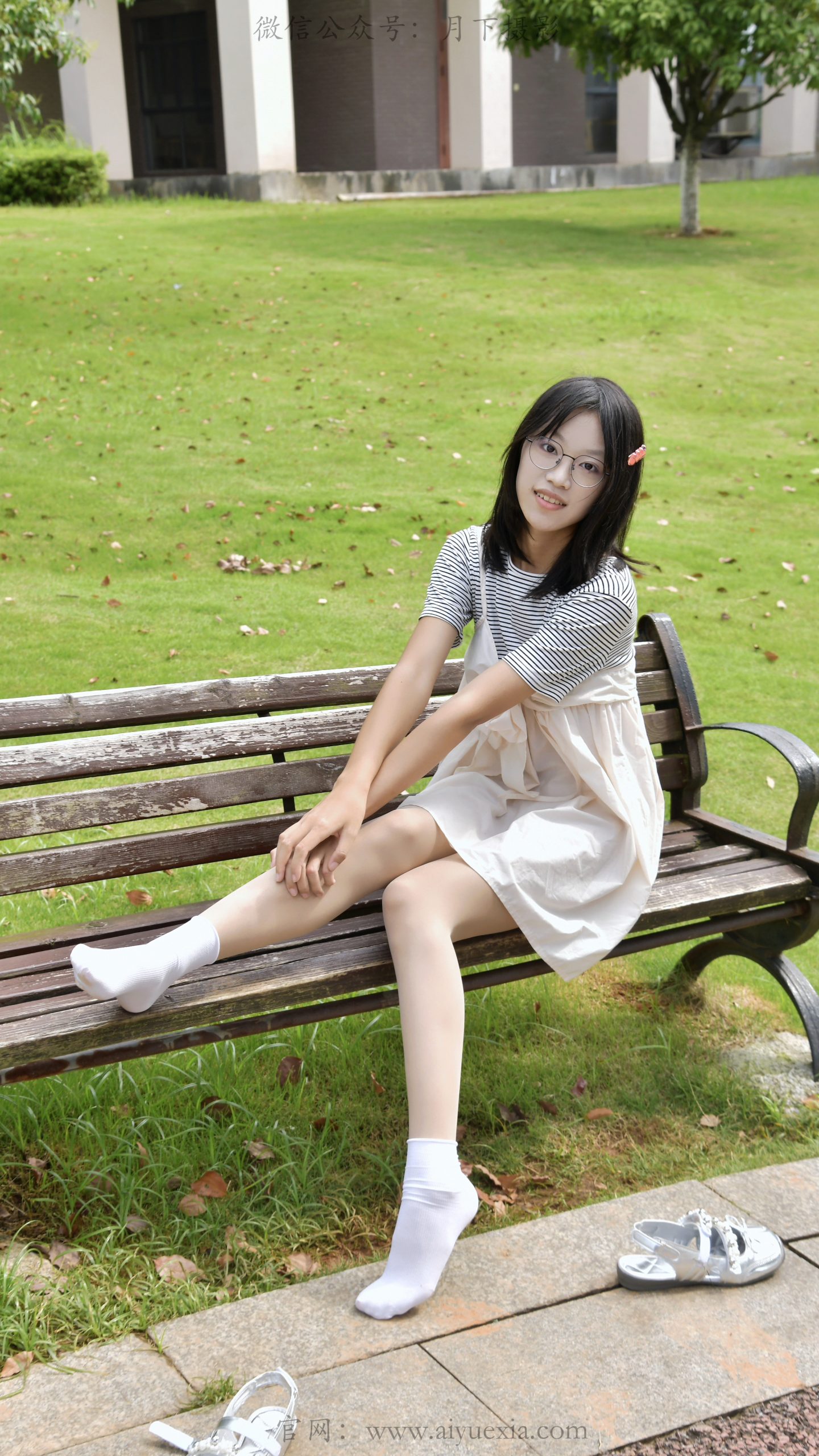 843/小念~【夏日闲趣】草坪漫步误入泥洼，白袜沾泥尽显少女天真。