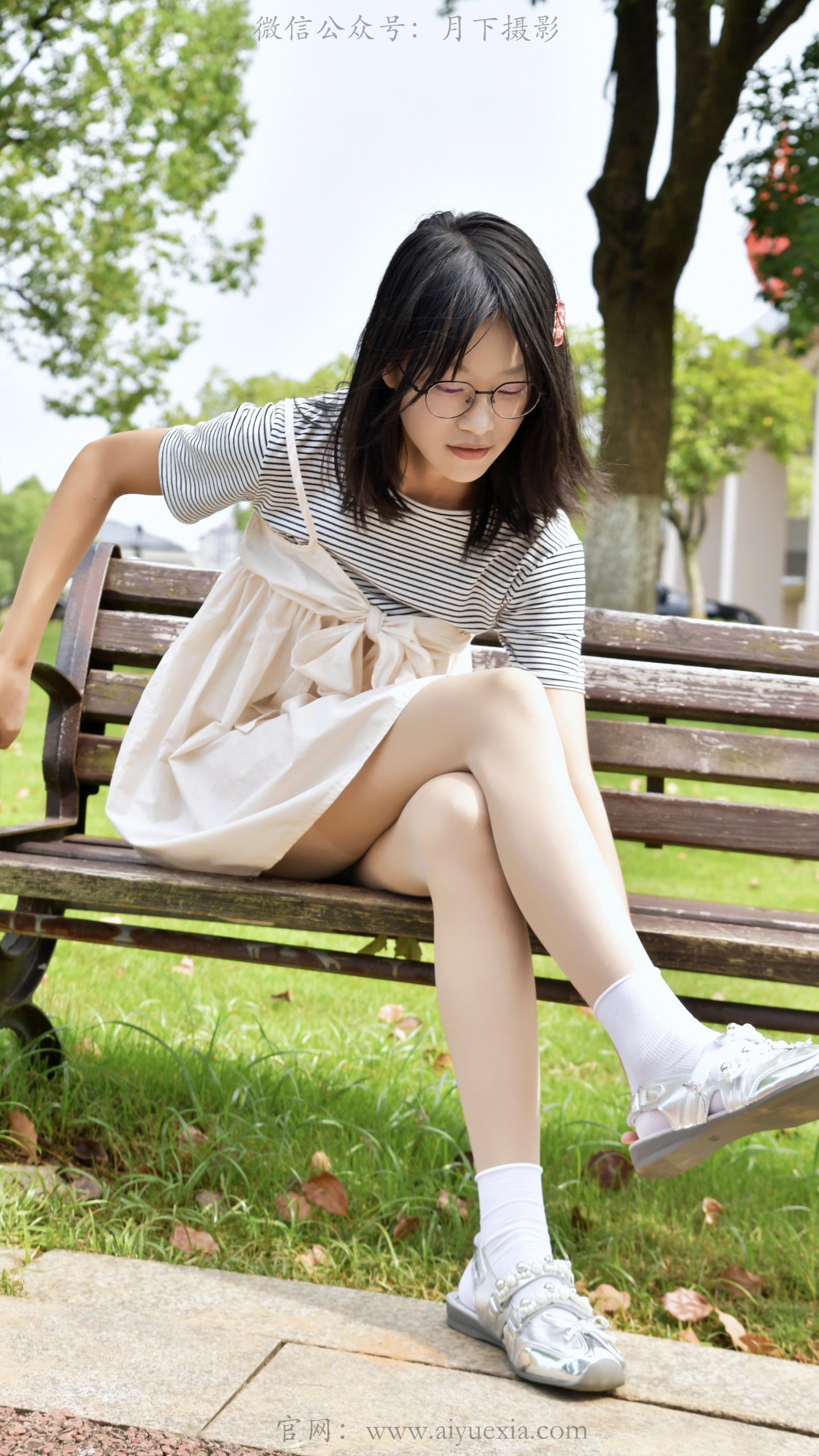 843/小念~【夏日闲趣】草坪漫步误入泥洼，白袜沾泥尽显少女天真。