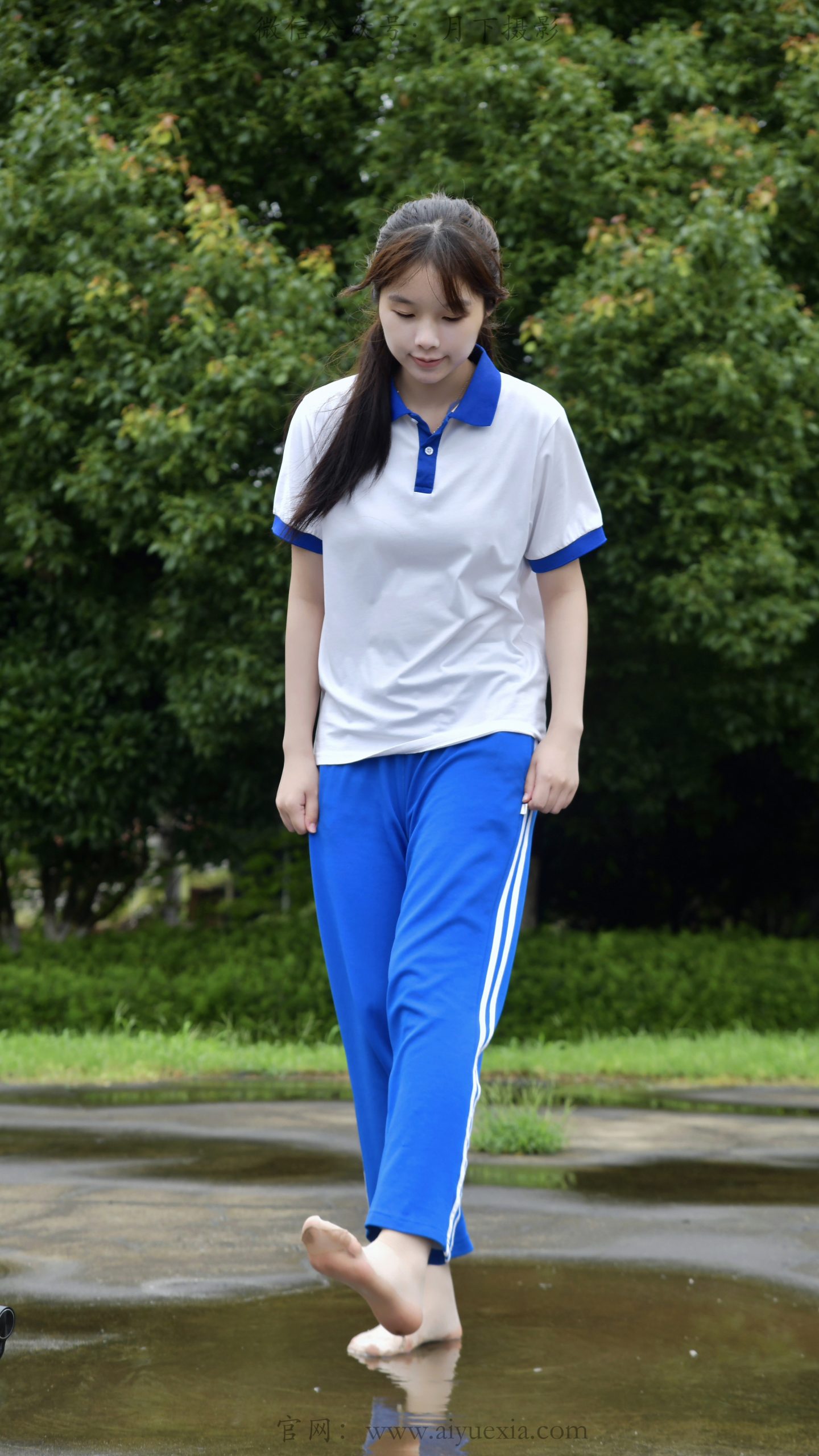 851/兔兔~【雨后校隅】雨后林间蓝白校服，脱鞋踏水留住青春青涩时光。
