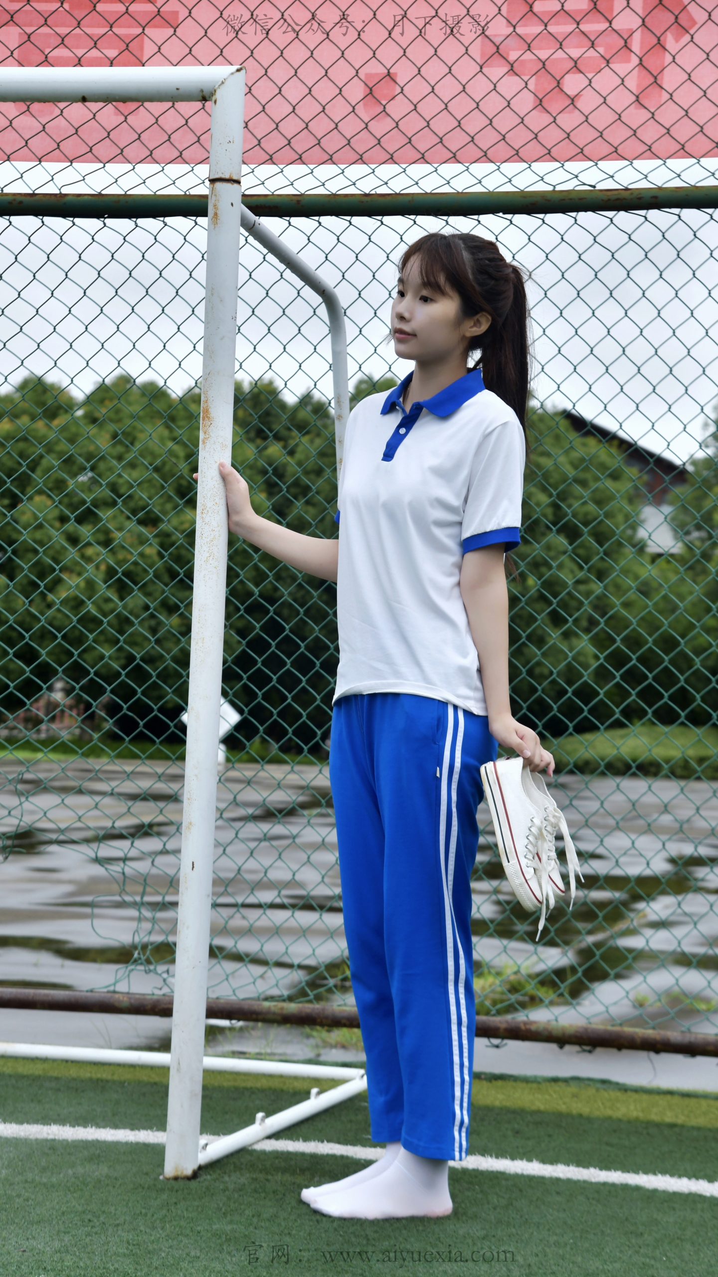 851/兔兔~【雨后校隅】雨后林间蓝白校服，脱鞋踏水留住青春青涩时光。