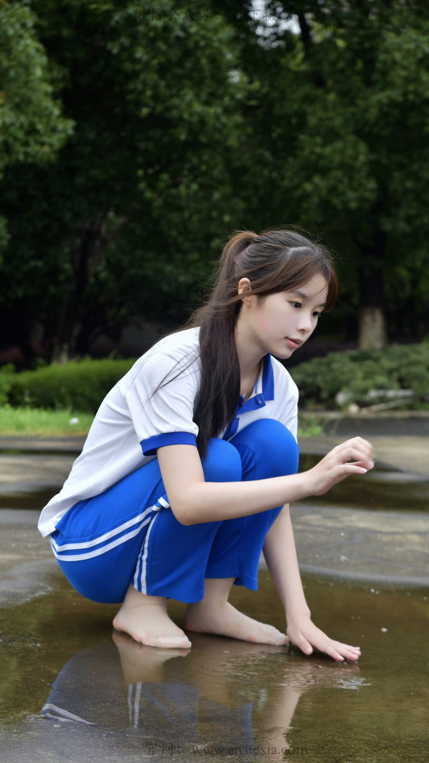 851/兔兔~【雨后校隅】雨后林间蓝白校服，脱鞋踏水留住青春青涩时光。