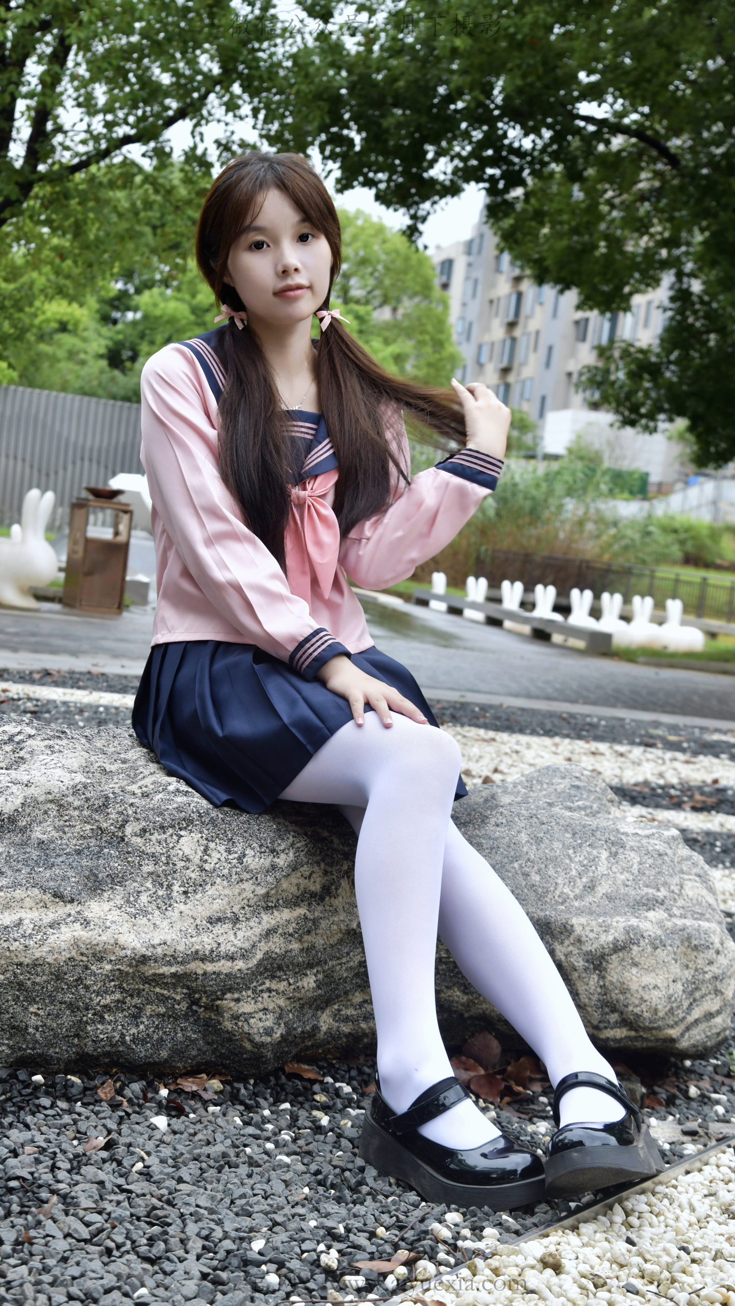 857/兔兔~【樱水林间】雨后庭院翠木环绕，粉水手白袜玛丽珍少女悠然出镜。