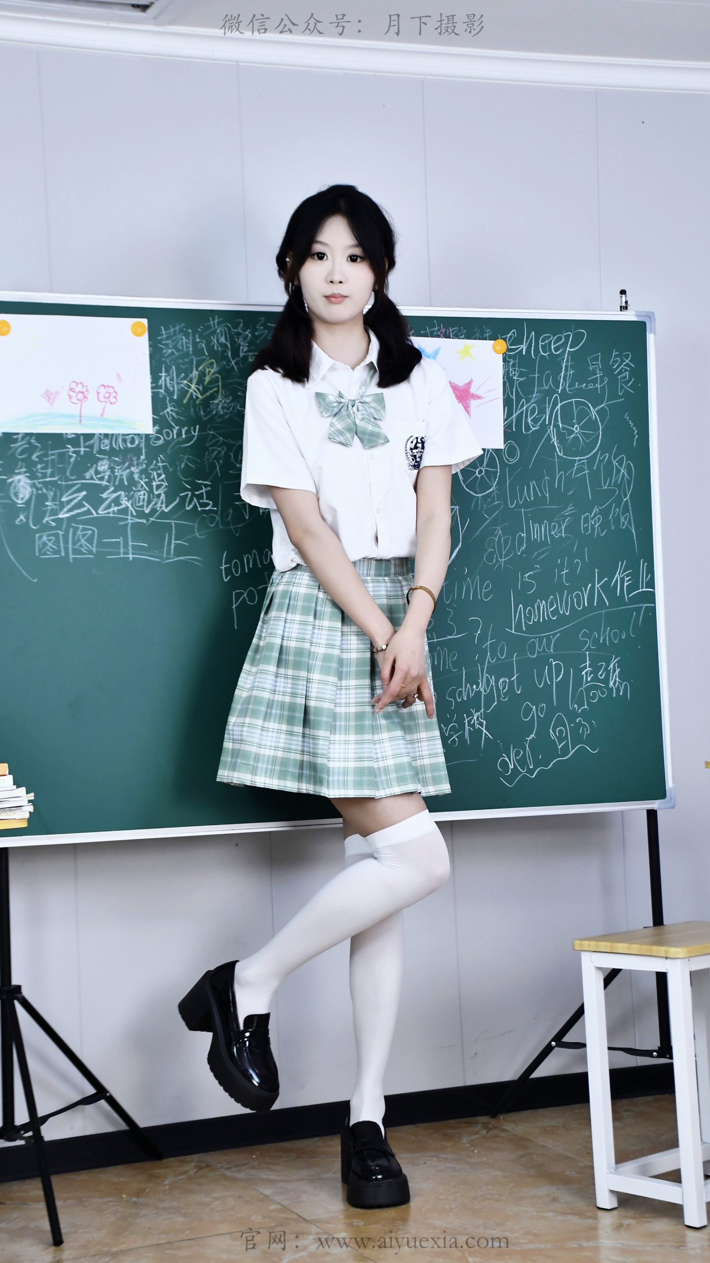 860/小玉~【教室青春】教室JK清新写真，白袜纤足，少女姿态灵动温柔。
