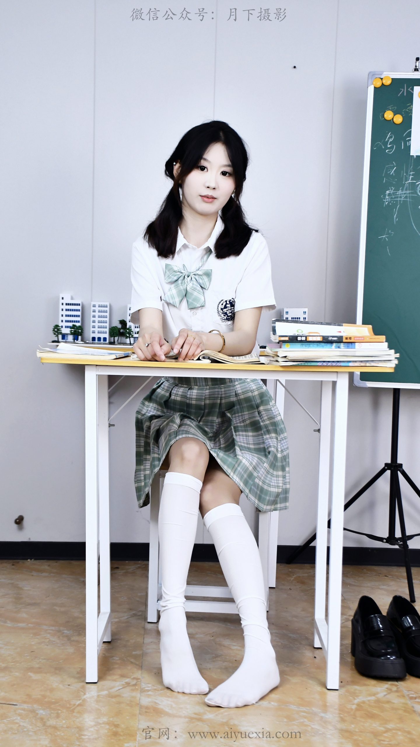 860/小玉~【教室青春】教室JK清新写真，白袜纤足，少女姿态灵动温柔。