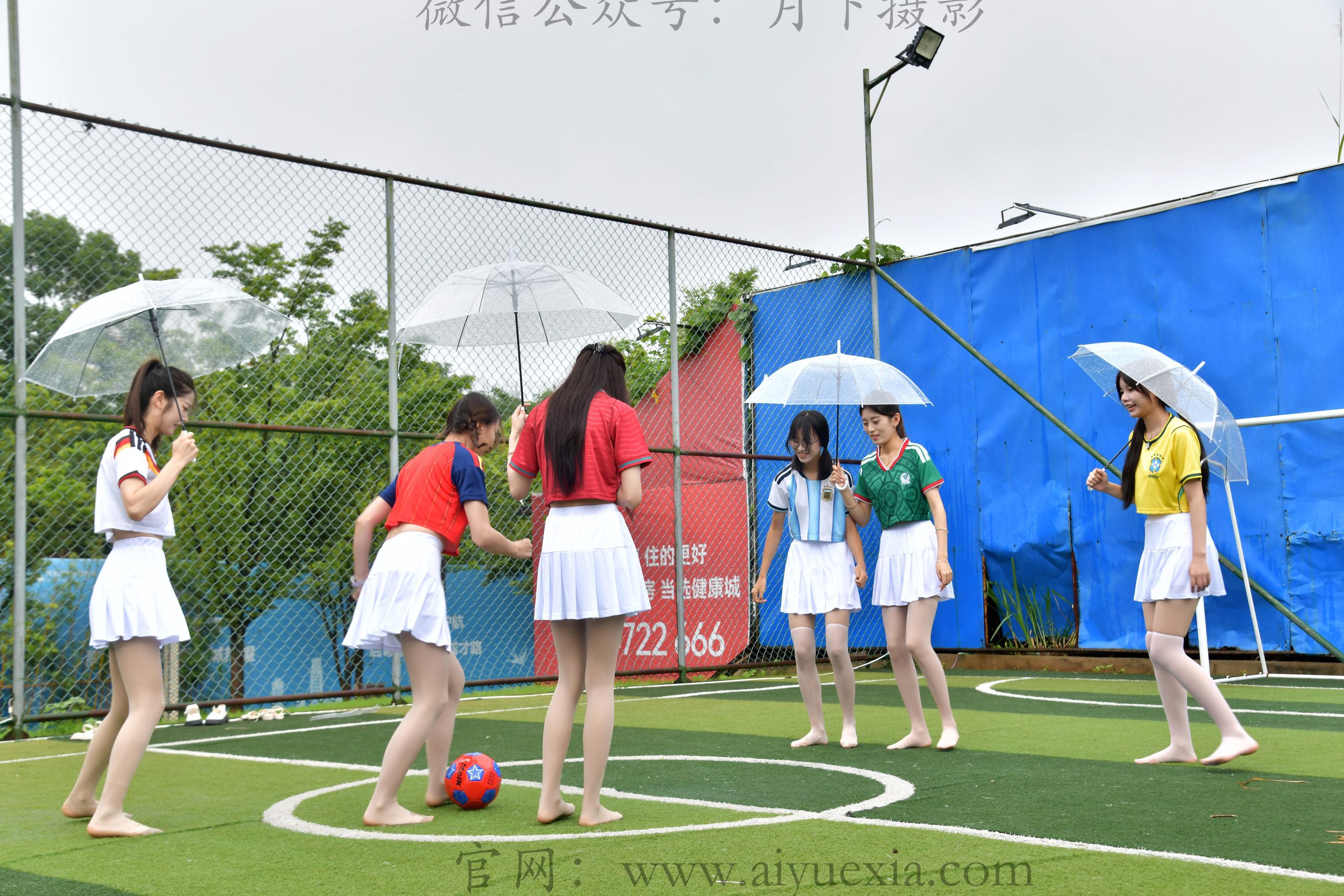 861/多人合拍~【雨野球趣，泥足逐梦】雨日球场踏泥嬉戏，球衣少女脱鞋共赴足球浪漫