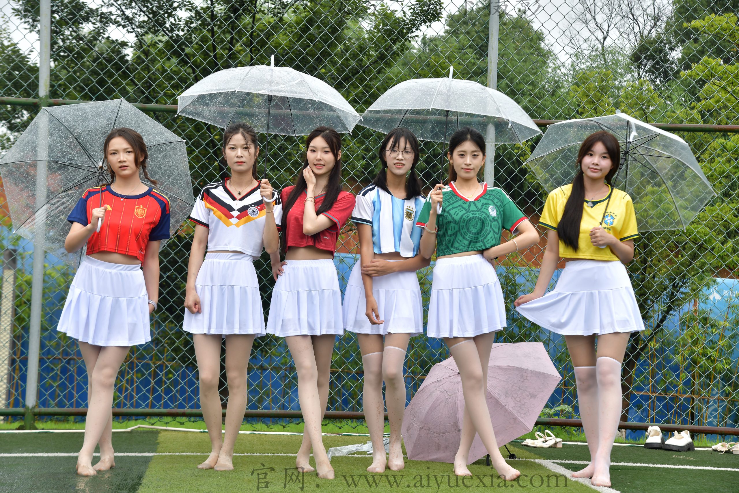 861/多人合拍~【雨野球趣，泥足逐梦】雨日球场踏泥嬉戏，球衣少女脱鞋共赴足球浪漫