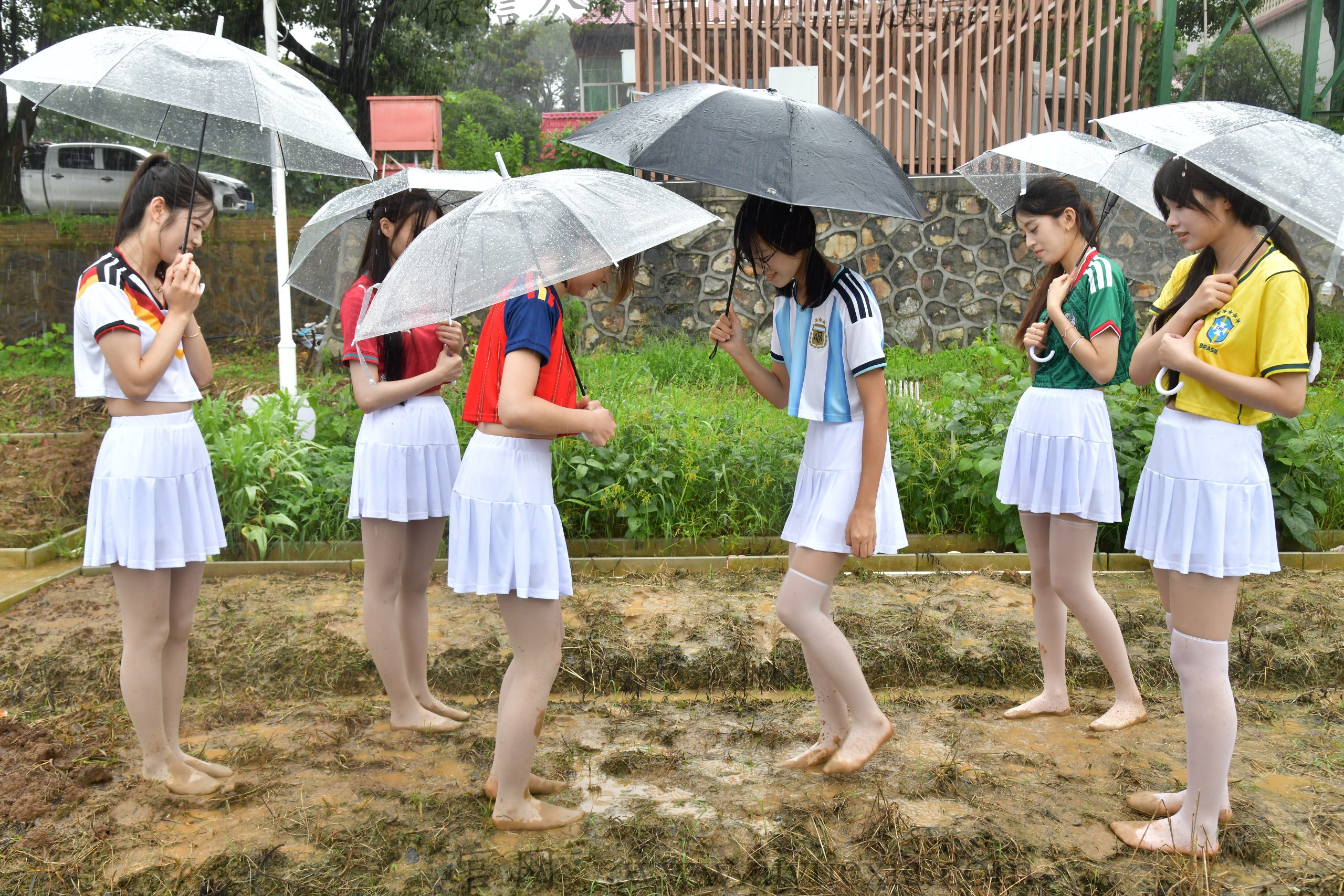 861/多人合拍~【雨野球趣，泥足逐梦】雨日球场踏泥嬉戏，球衣少女脱鞋共赴足球浪漫
