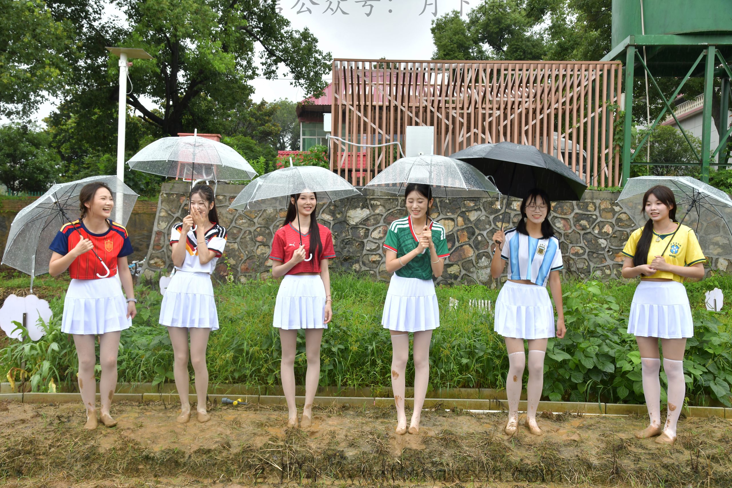 861/多人合拍~【雨野球趣，泥足逐梦】雨日球场踏泥嬉戏，球衣少女脱鞋共赴足球浪漫