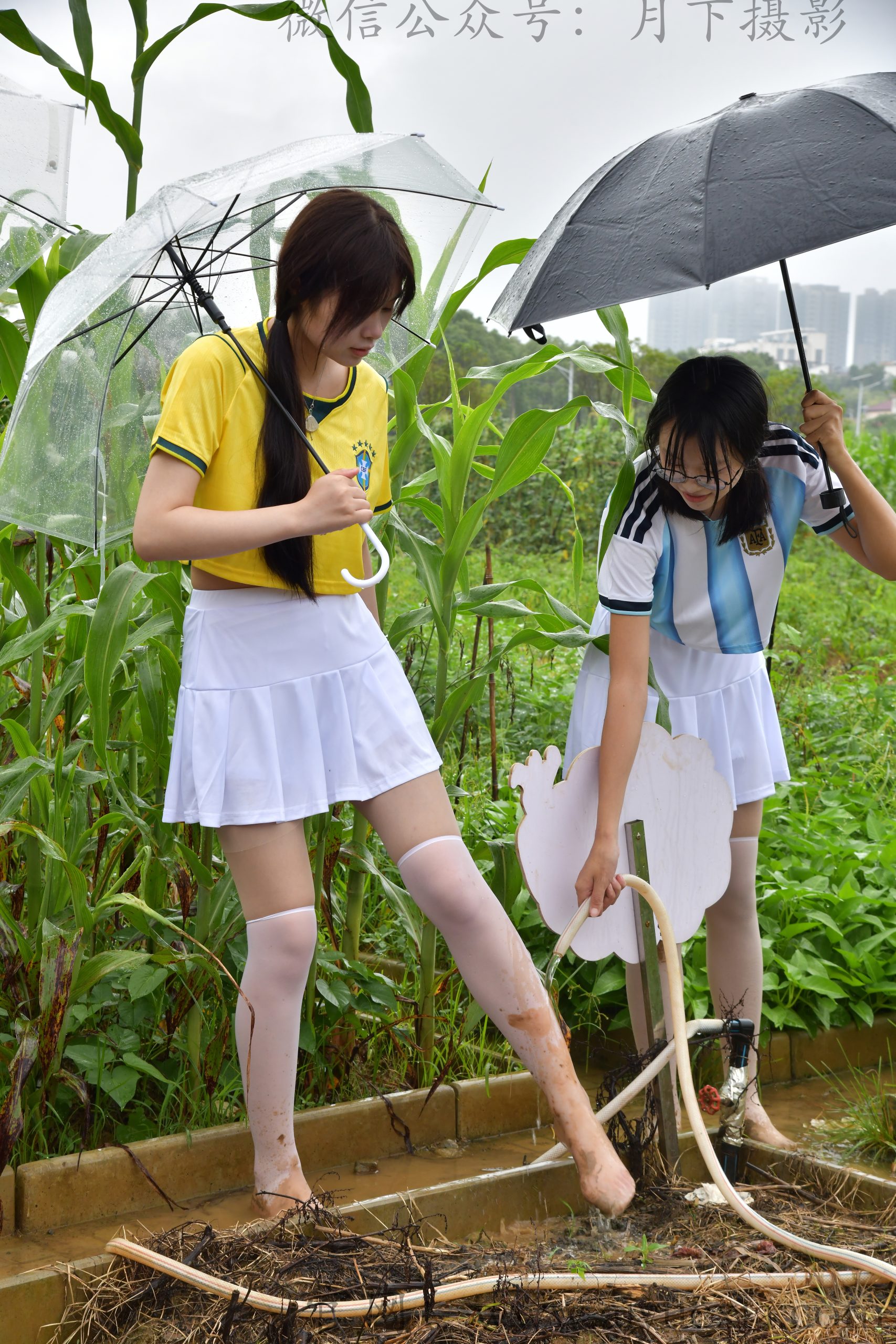 861/多人合拍~【雨野球趣，泥足逐梦】雨日球场踏泥嬉戏，球衣少女脱鞋共赴足球浪漫