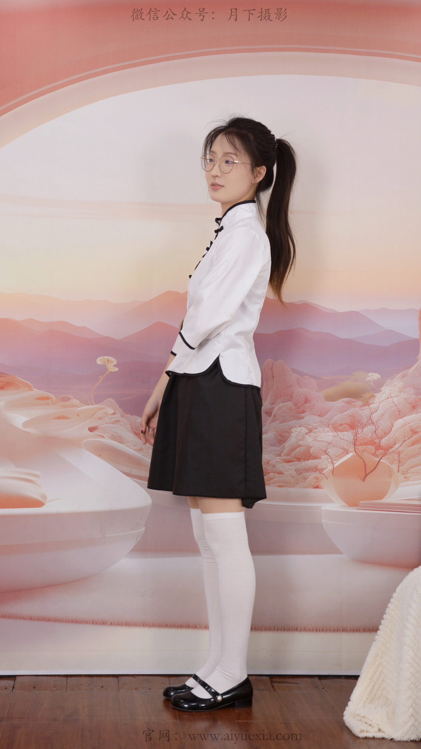 871/月月~【柔足闲叙】民国学子装束，静坐脱履，轻揉足尖尽享悠然时光。
