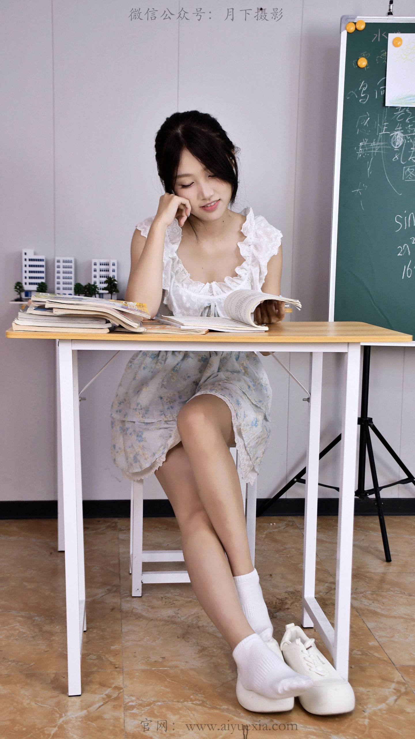 874/夏夏 ~【校园浅夏】碎花裙邂逅教室，灵动足间，留住夏日少女元气瞬间。