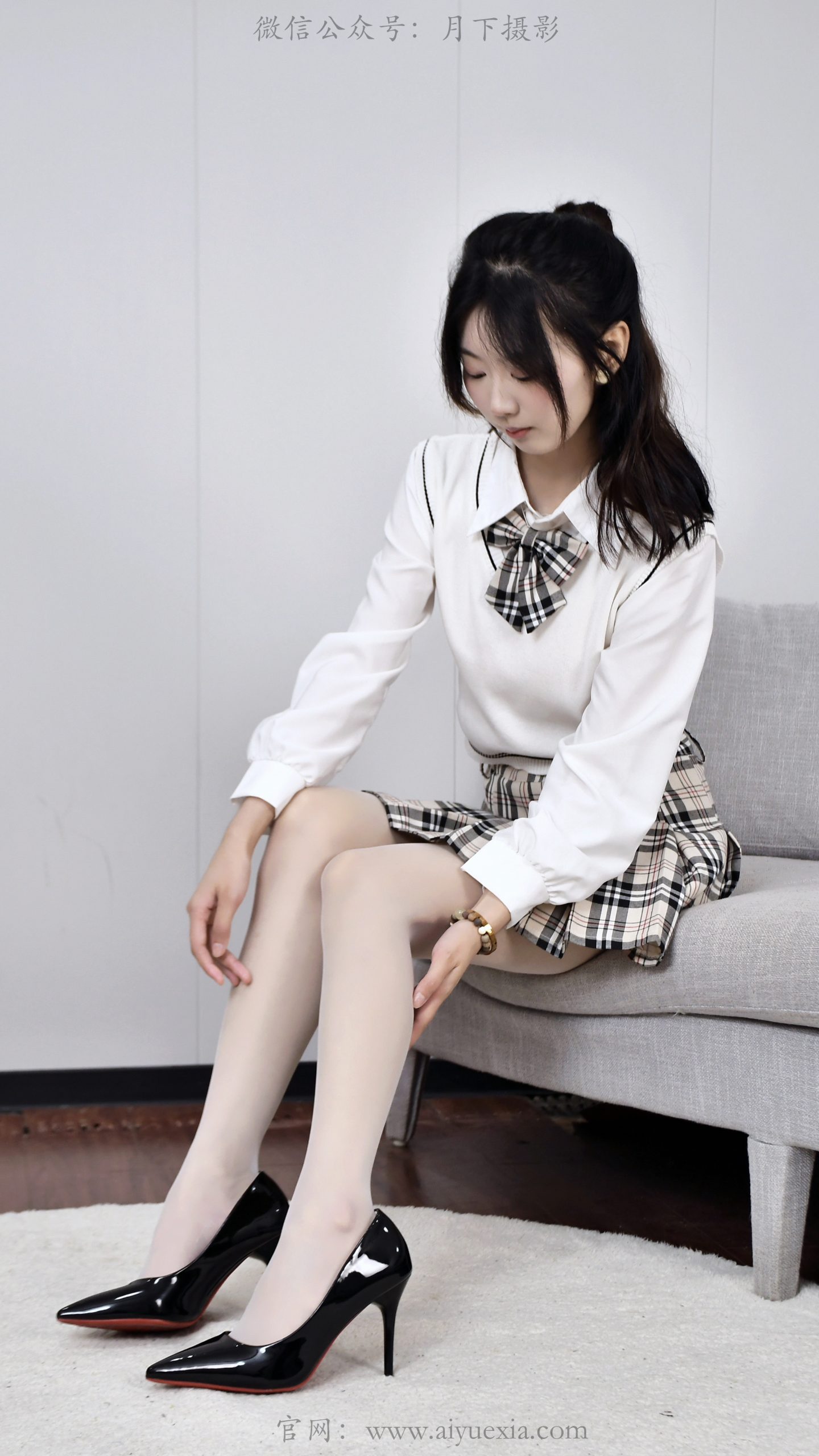 876/小玉~【学院闲叙】室间学院格调，抬脚轻卸鞋履，尽显少女灵动姿态。