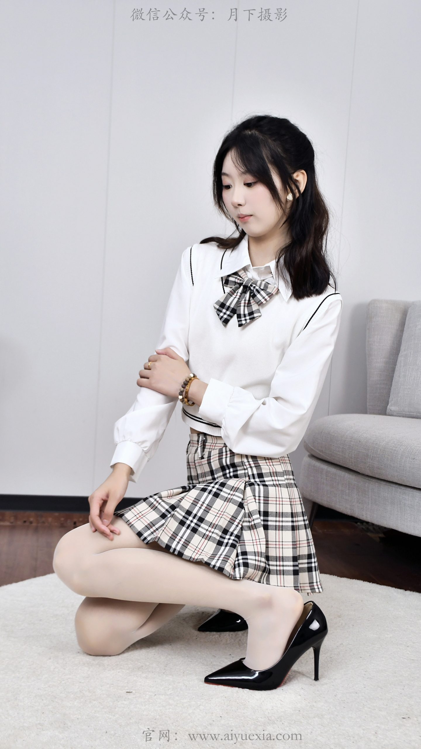 876/小玉~【学院闲叙】室间学院格调，抬脚轻卸鞋履，尽显少女灵动姿态。